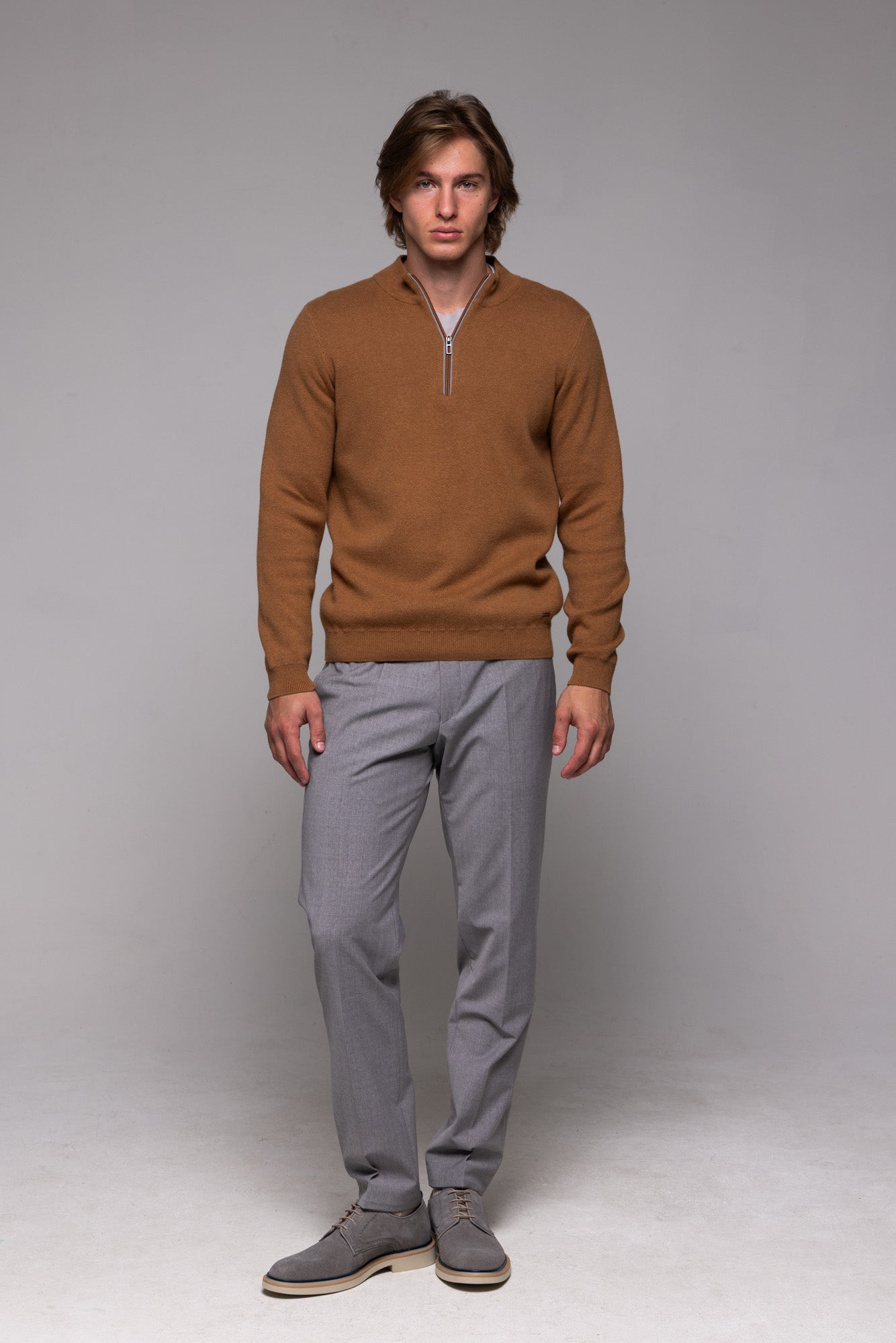 Hnedý pulóver so zipsom