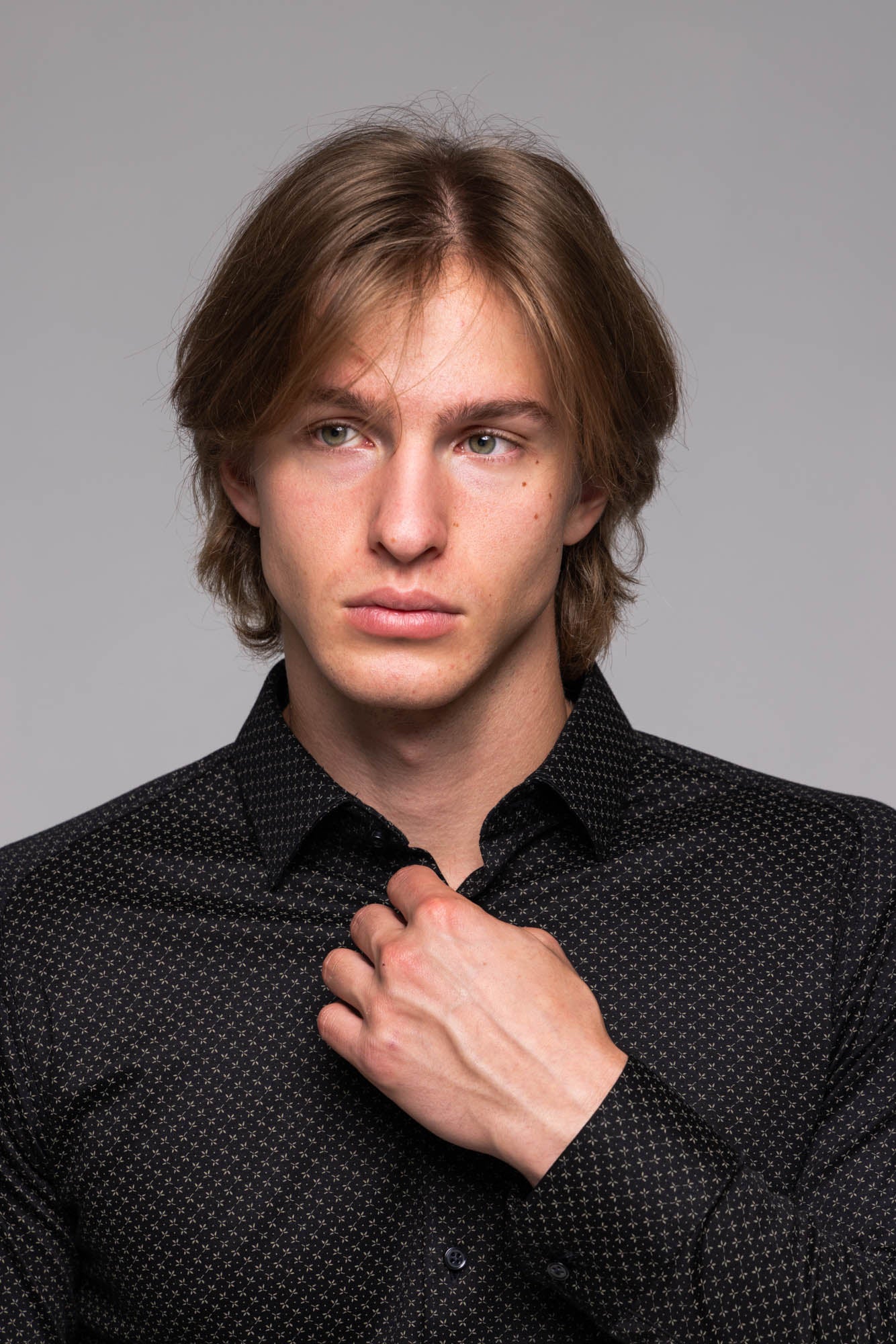 Čierna strečová Extra Slim Fit košeľa s béžovým vzorom