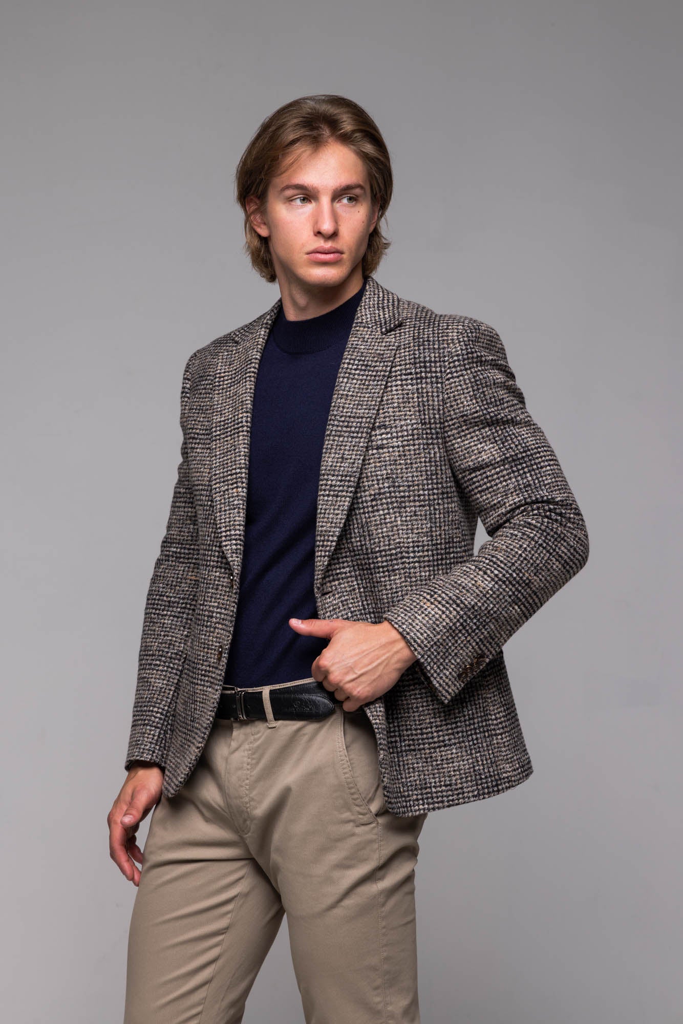 Hnedé vlnené sako so sivým károm