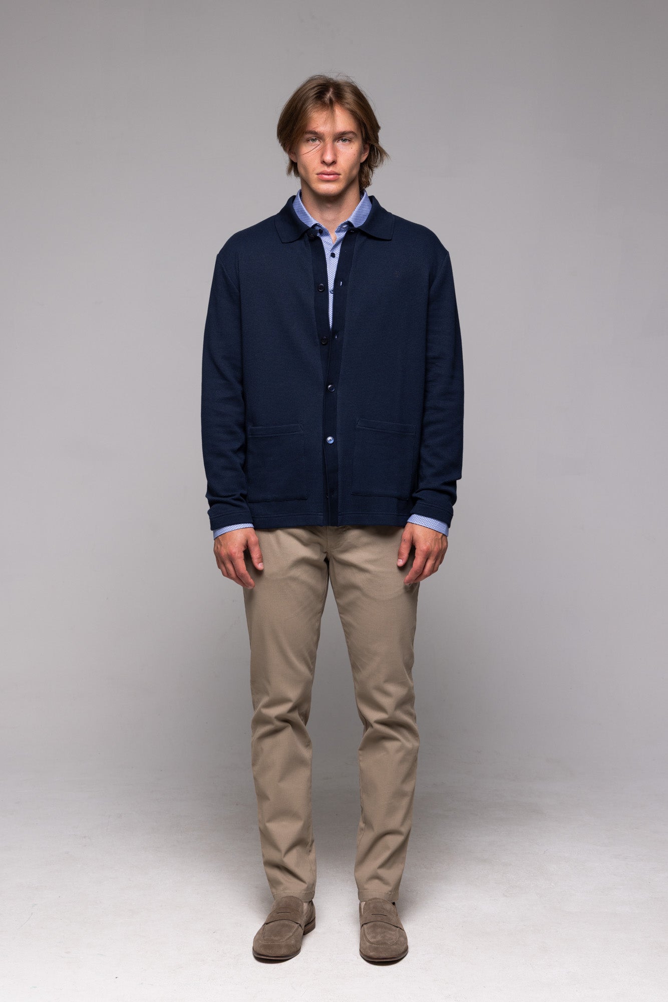 Tmavomodrý vlnený sveter na gombíky