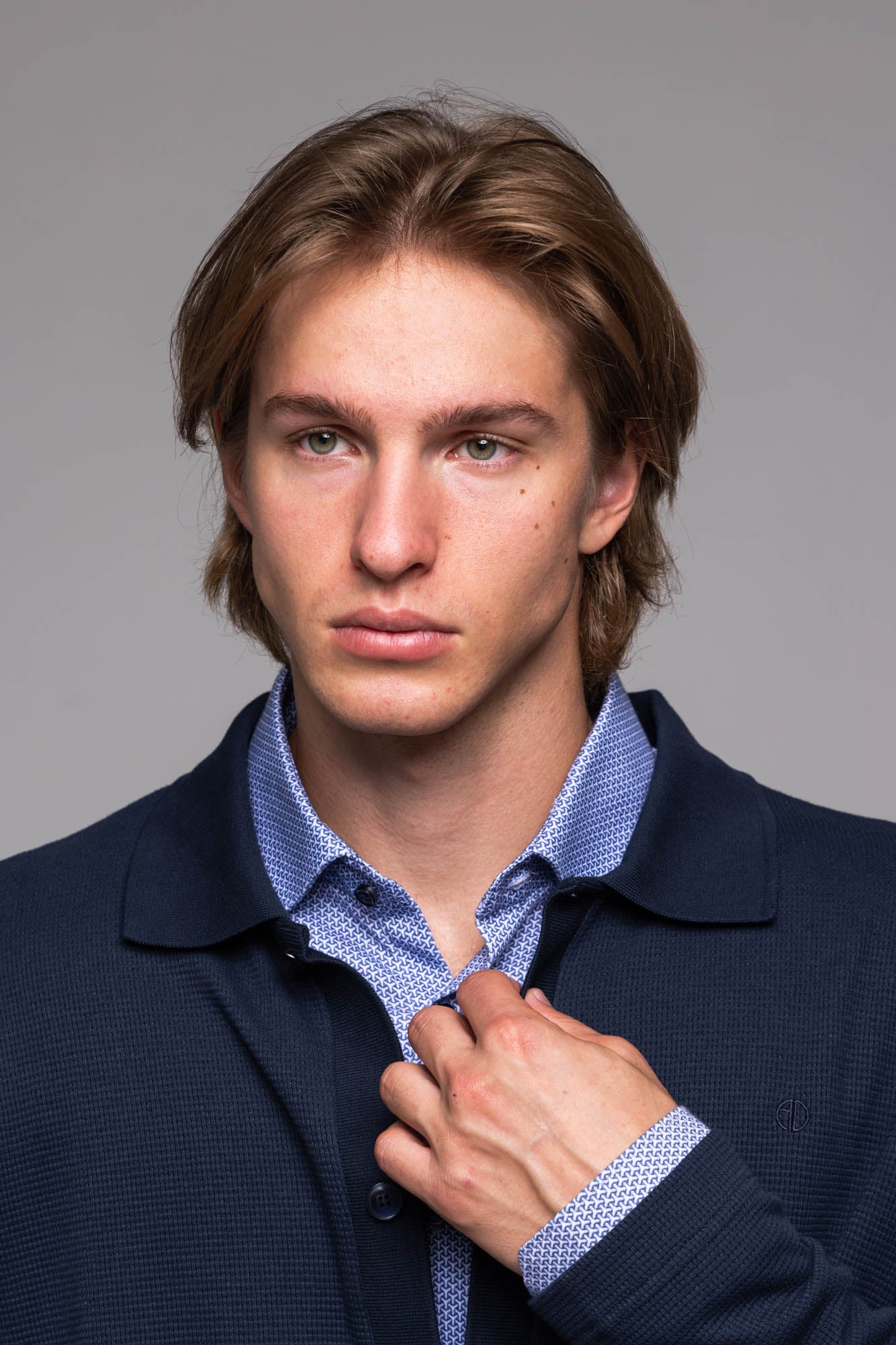 Tmavomodrý vlnený sveter na gombíky