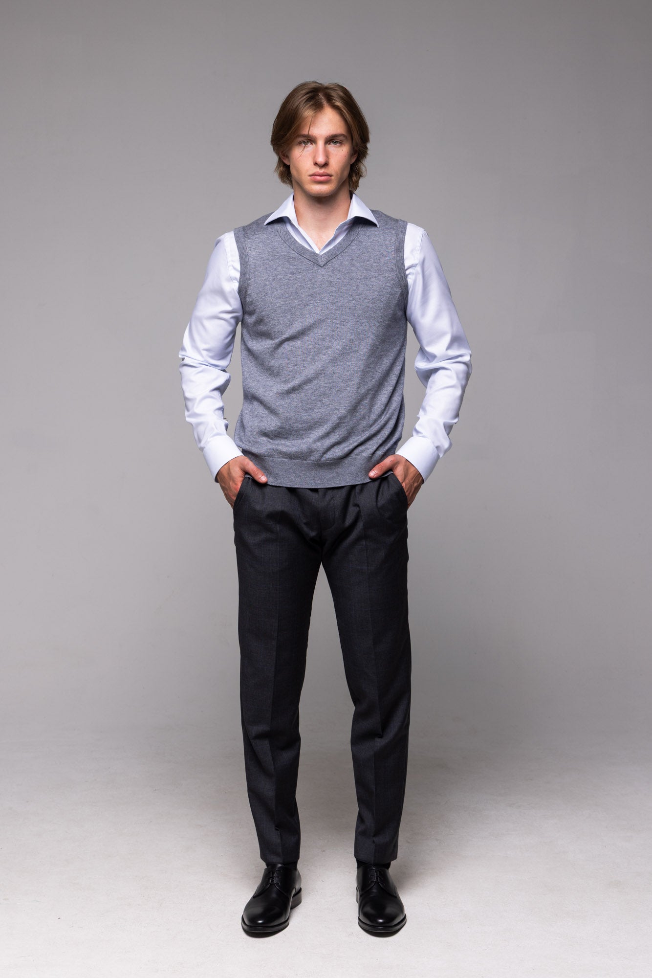 Sivá pletená vesta s V výstrihom