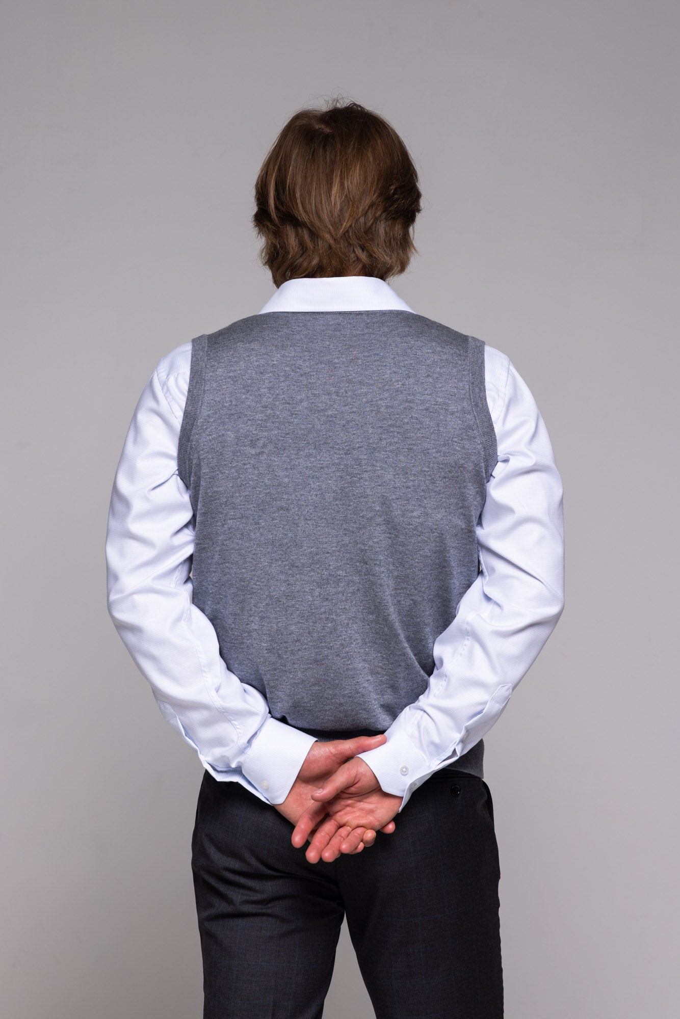 Sivá pletená vesta s V výstrihom