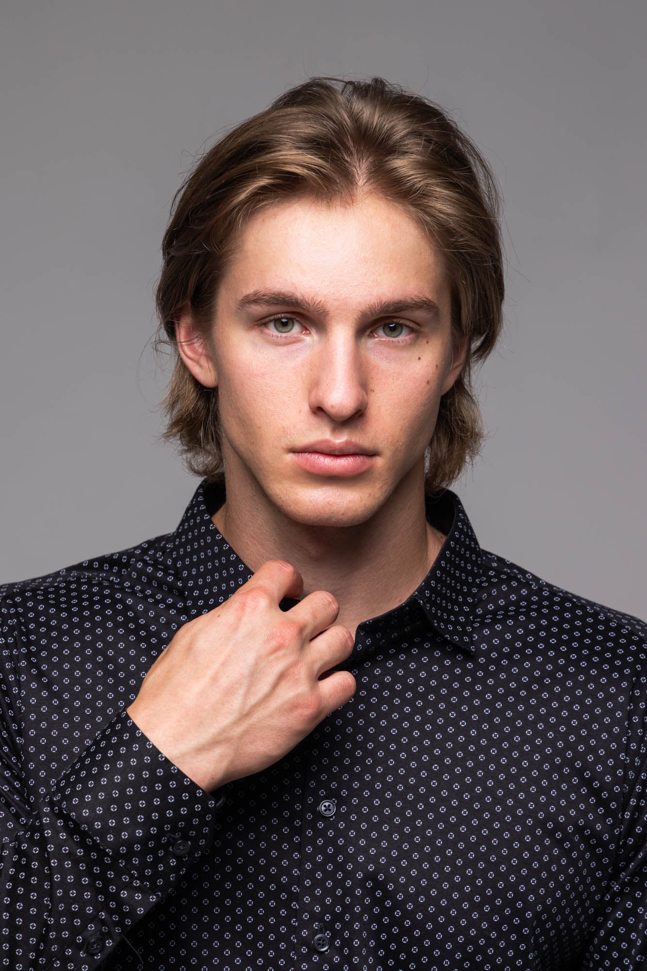 Čierná strečová Extra Slim Fit košeľa so vzorom