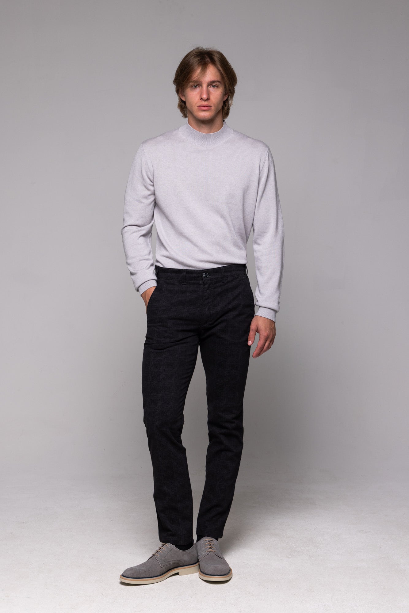 Čierne voľnočasové nohavice s jemným károm