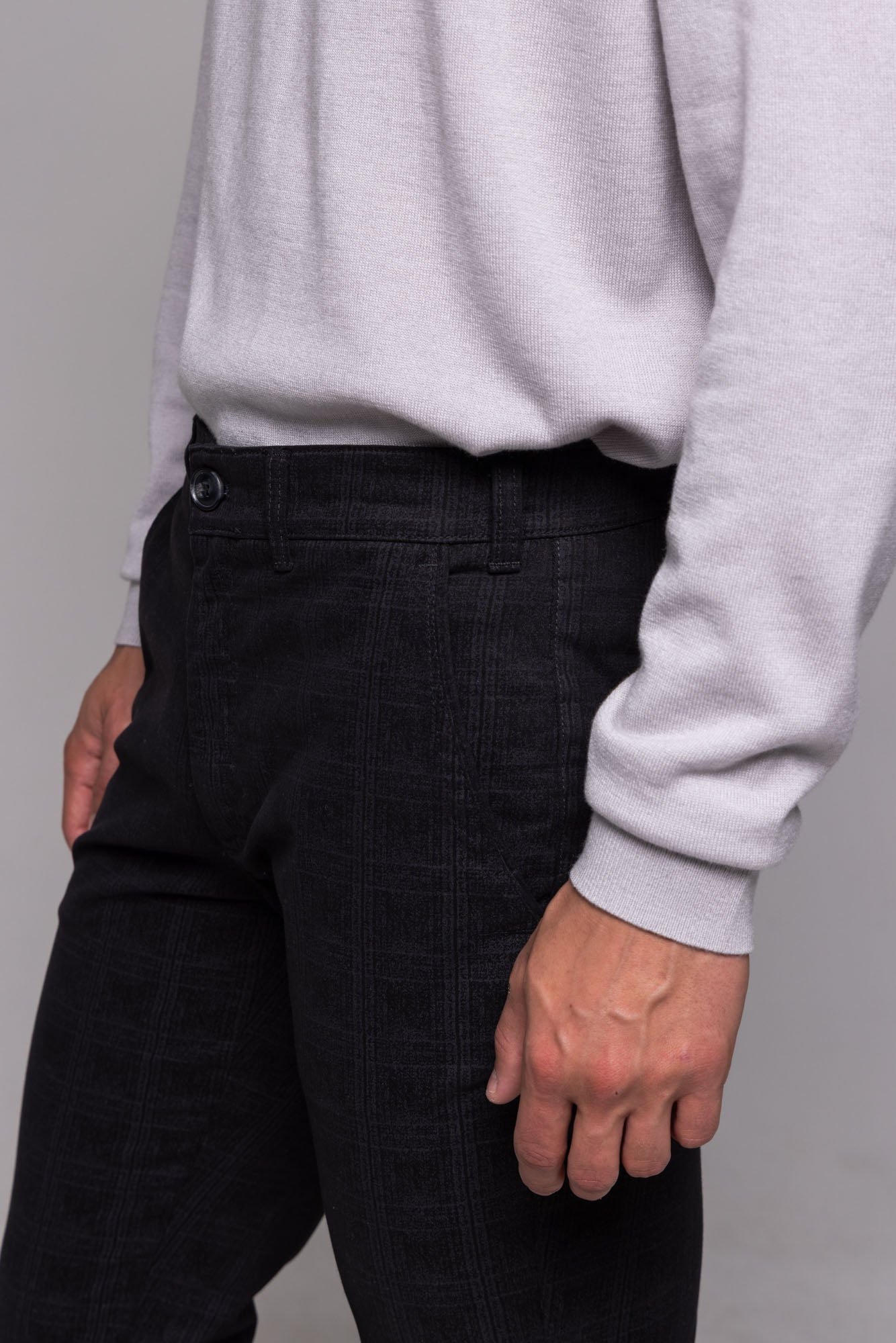 Čierne voľnočasové nohavice s jemným károm