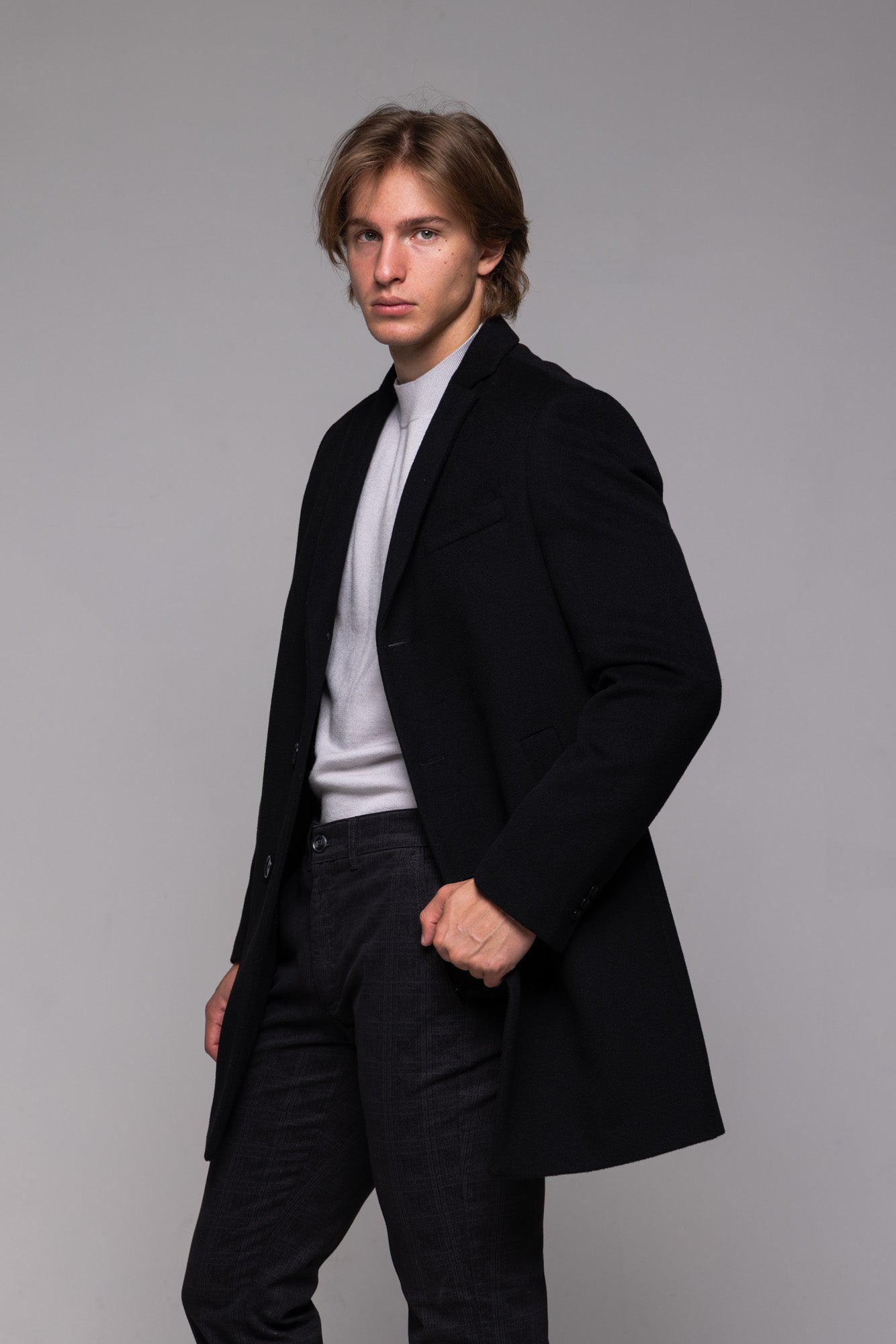 Čierny vlnený kabát s odnímateľnou vsadkou