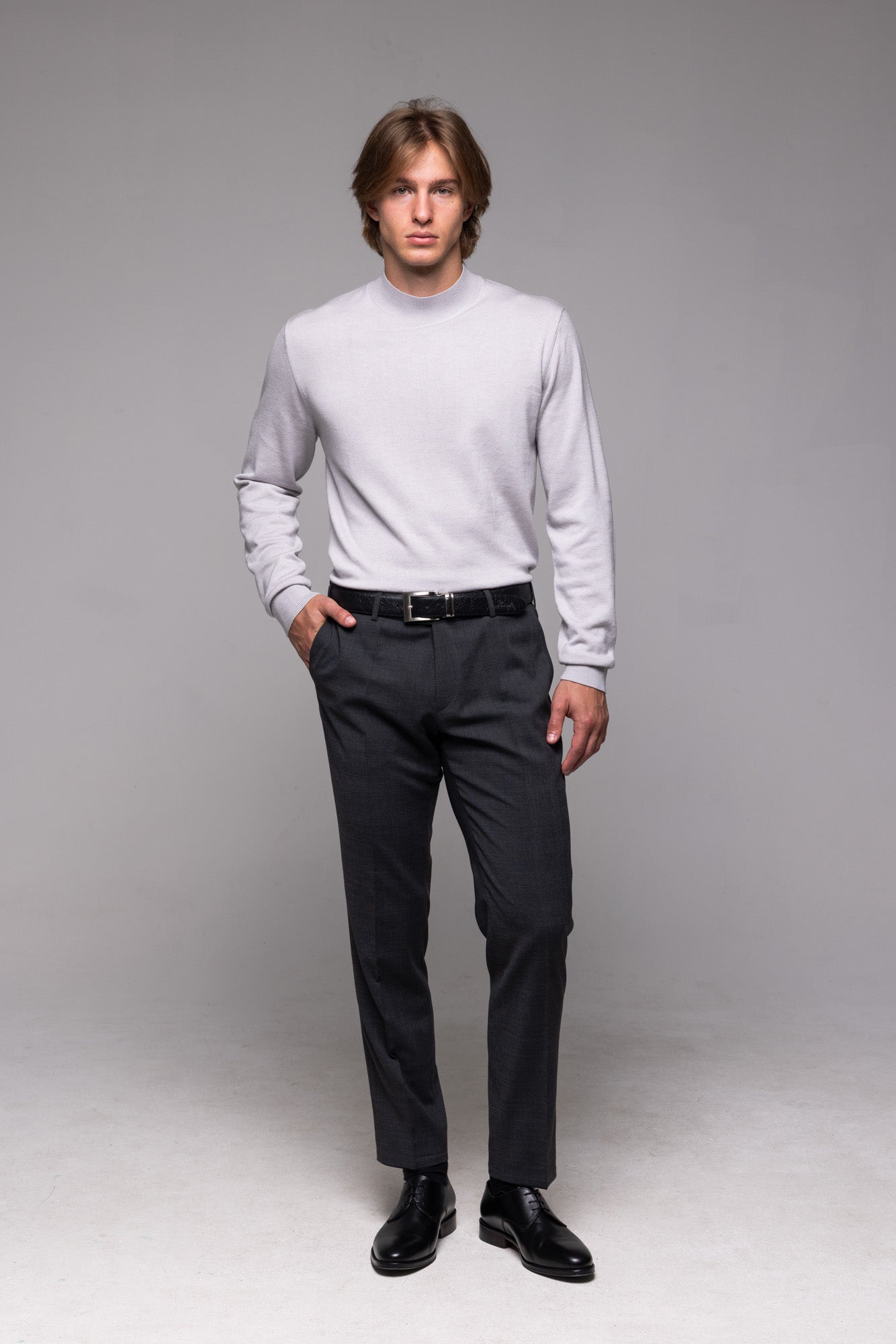 Šedý Slim Fit oblek so sivým károm