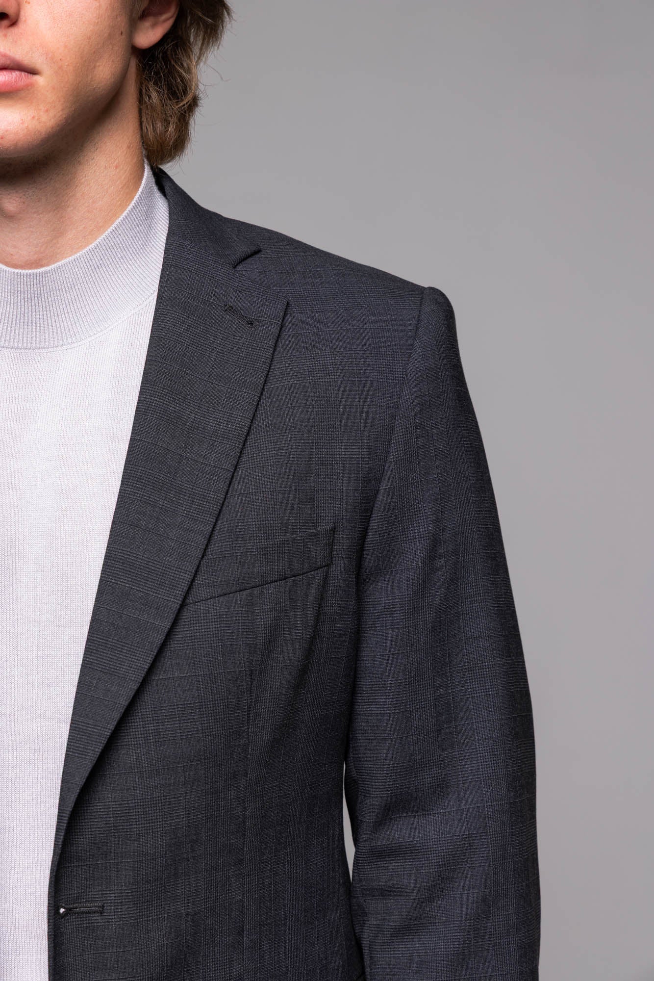 Šedý Slim Fit oblek so sivým károm