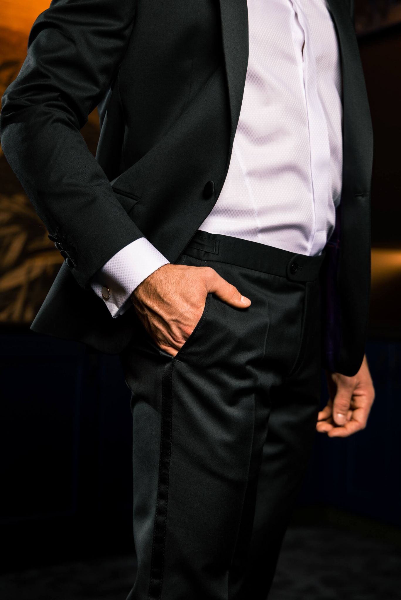 Černý vlněný smoking se špičatou klopou