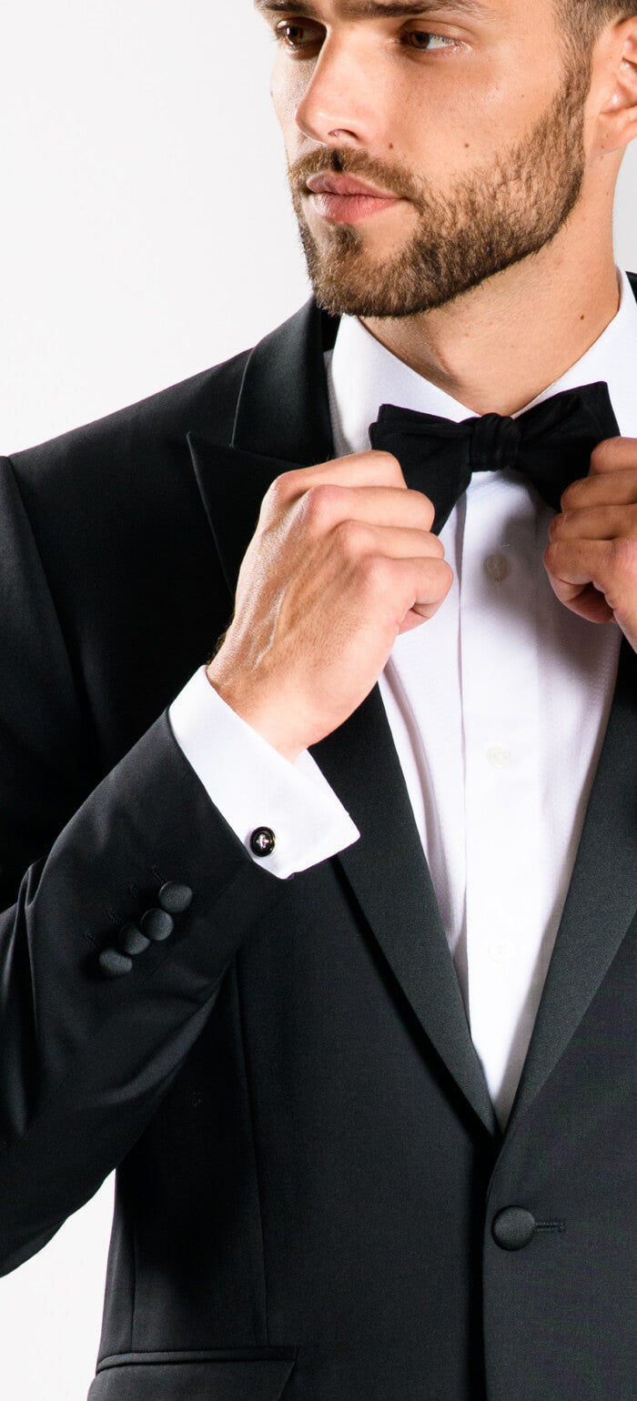 Černý vlněný smoking se špičatou klopou