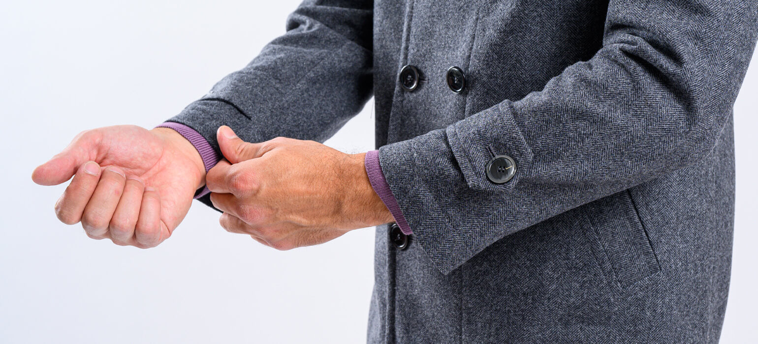 Krátky sivý vlnený dvojradový kabát