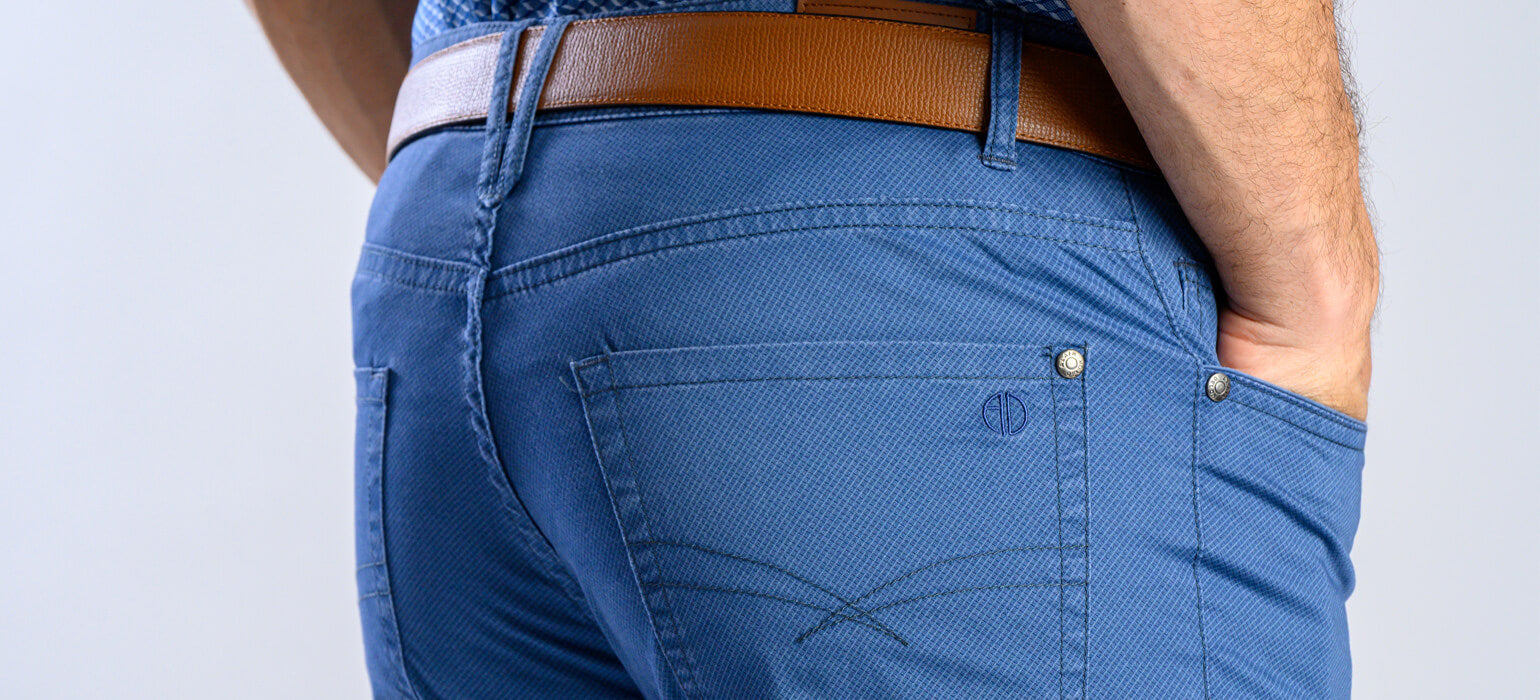 Modré volnočasové kalhoty se vzorem