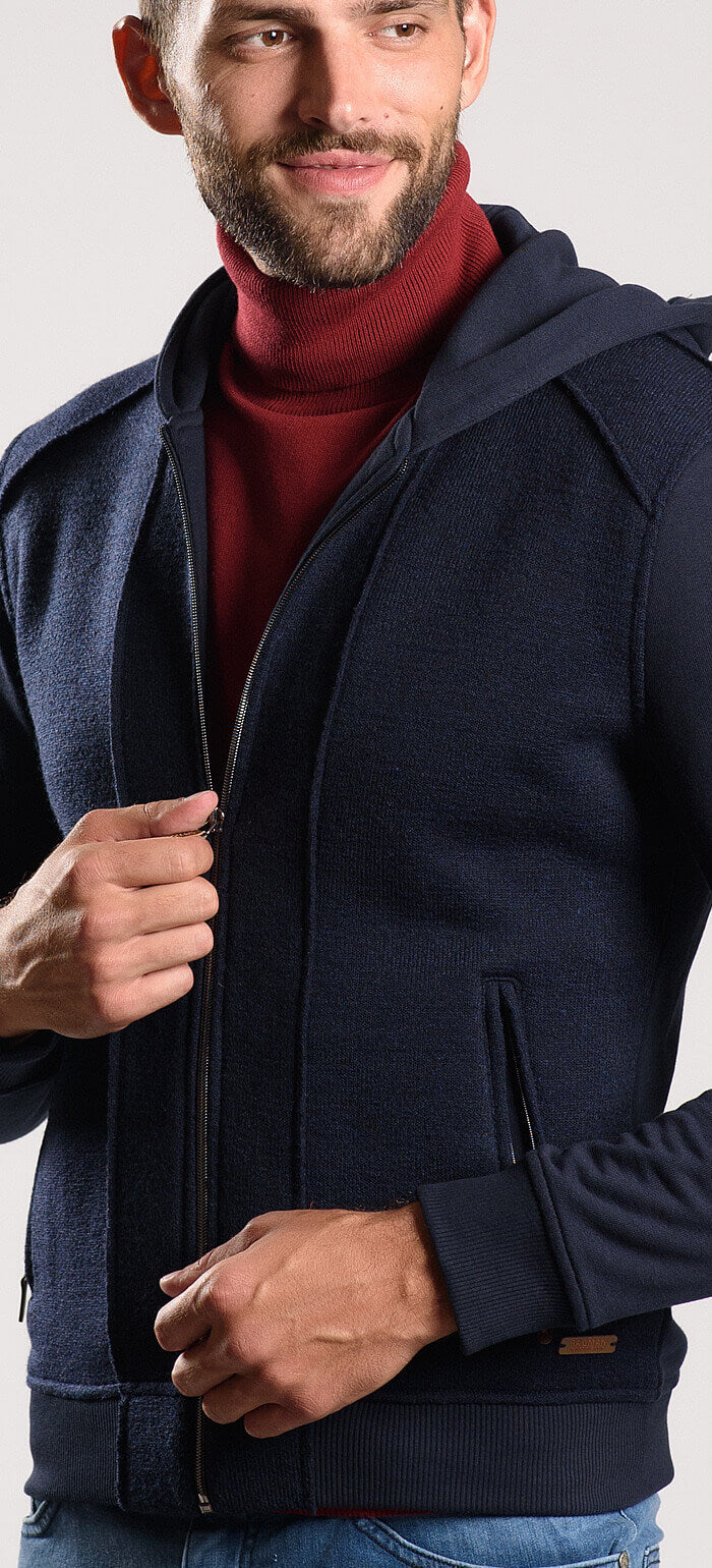 Tmavomodrá mikina s kapucňou