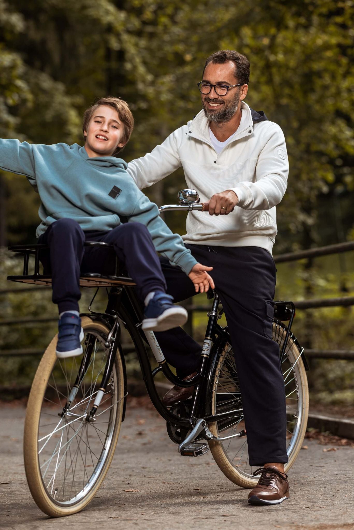 Tmavomodré kapsáčové teplákové nohavice