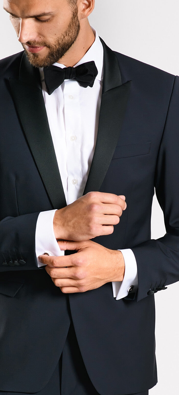 Tmavomodrý vlnený smoking so špicatou klopou