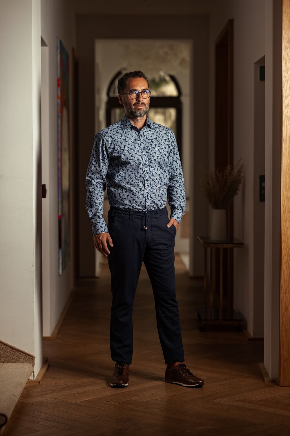 Tmavošedá Slim Fit košeľa s výrazným vzorom