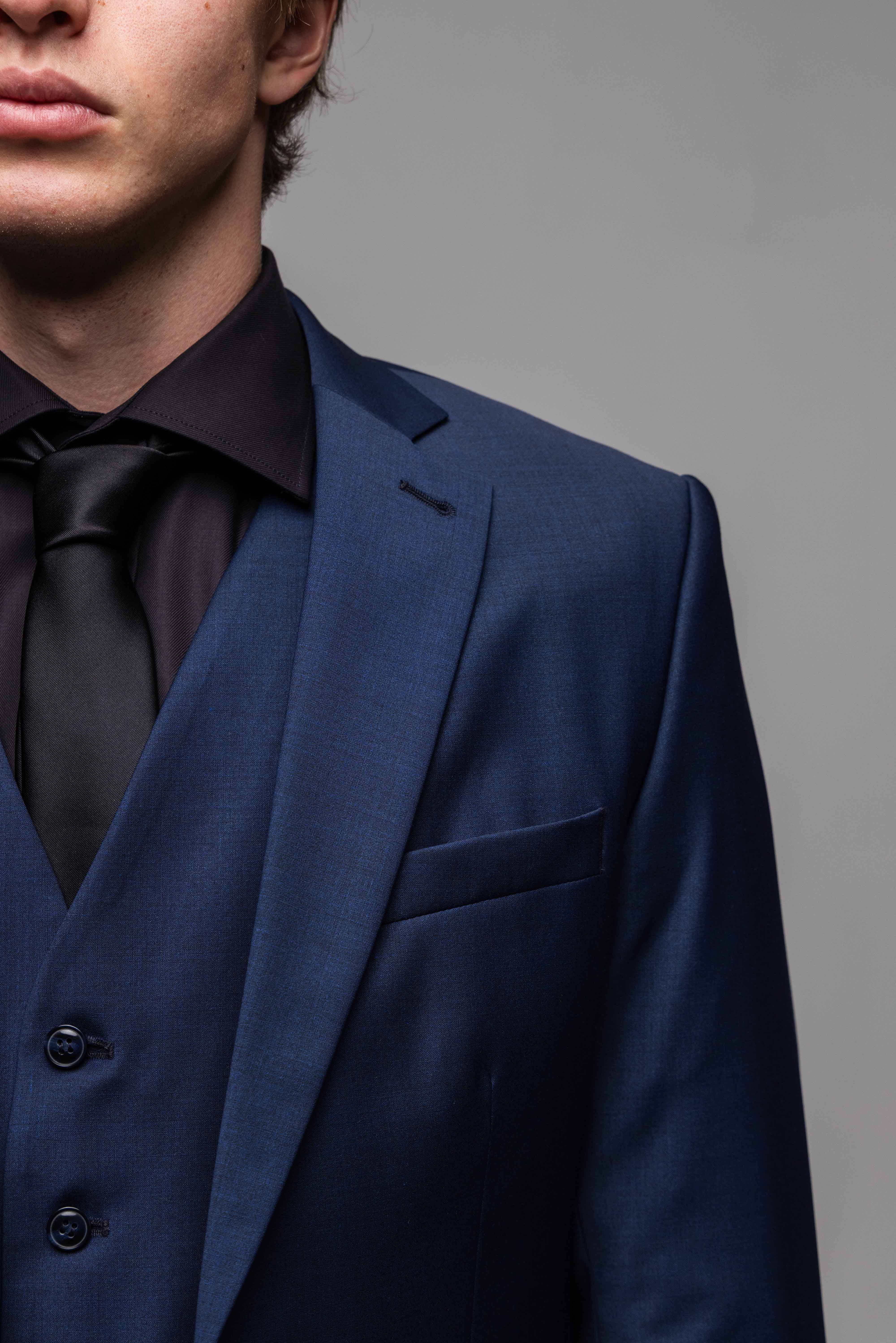 Modročierny Slim Fit oblek s vestou - nadmerné veľkosti