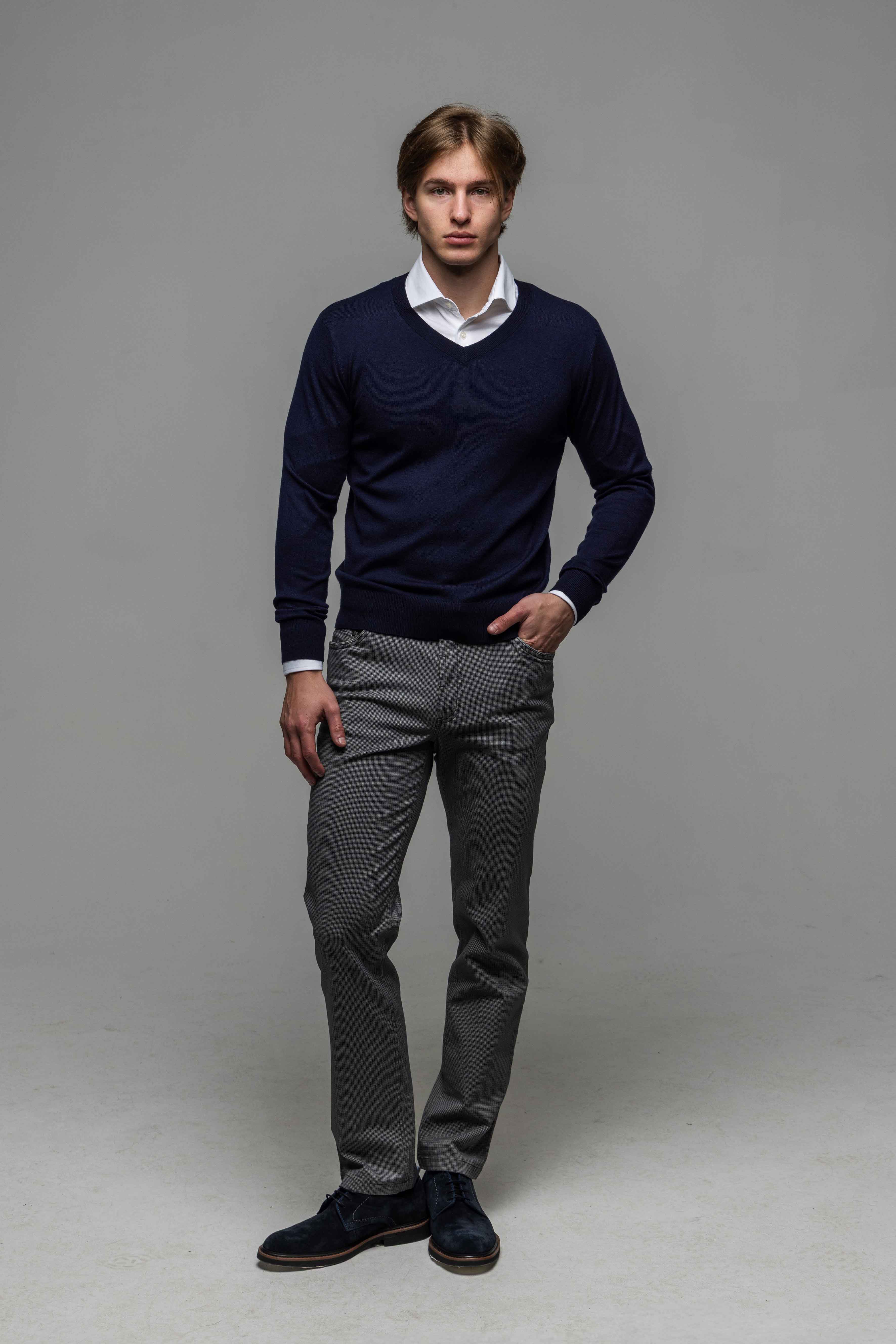 Modrý vlnený pulóver s V výstrihom