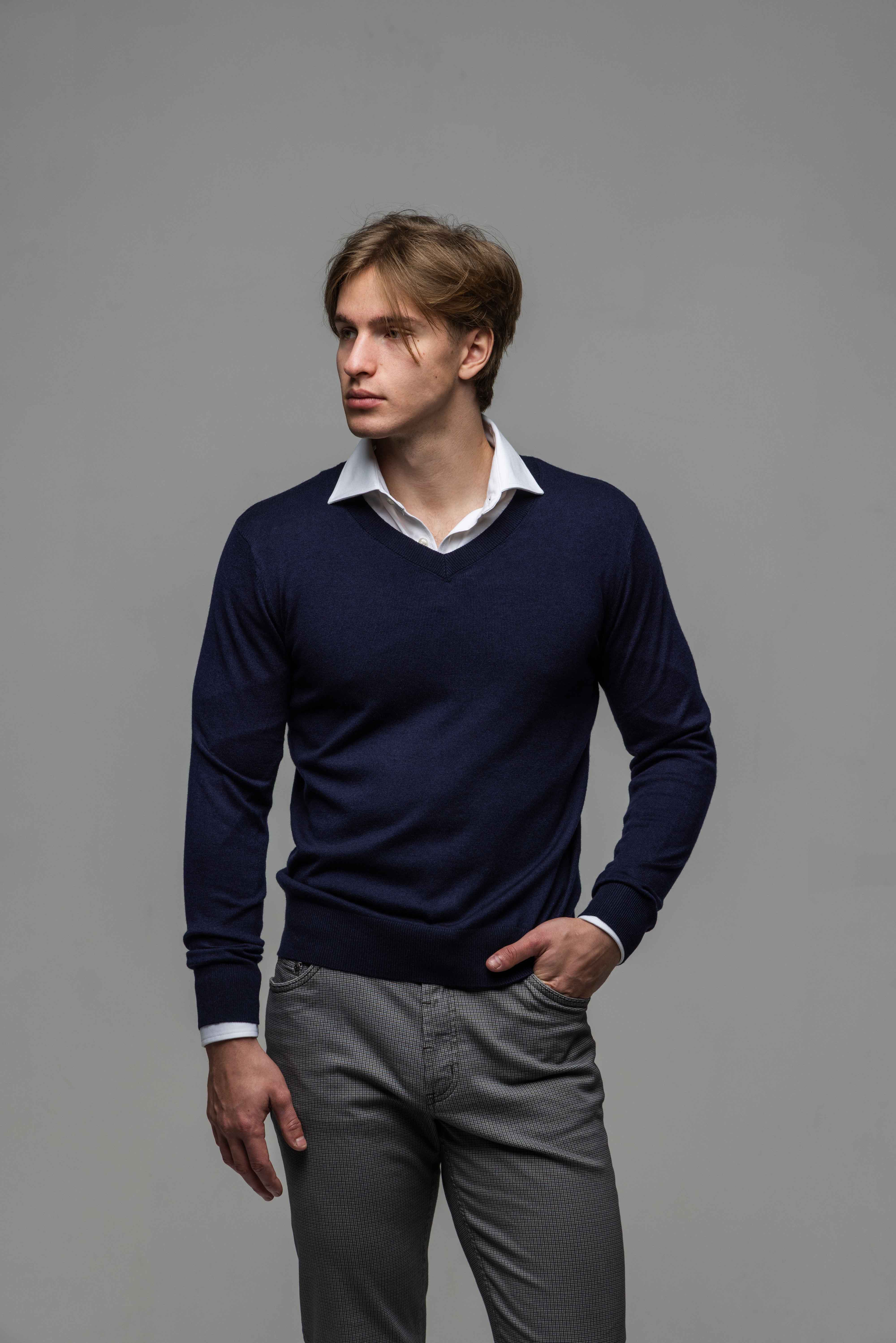 Modrý bavlnený pulóver s V výstrihom