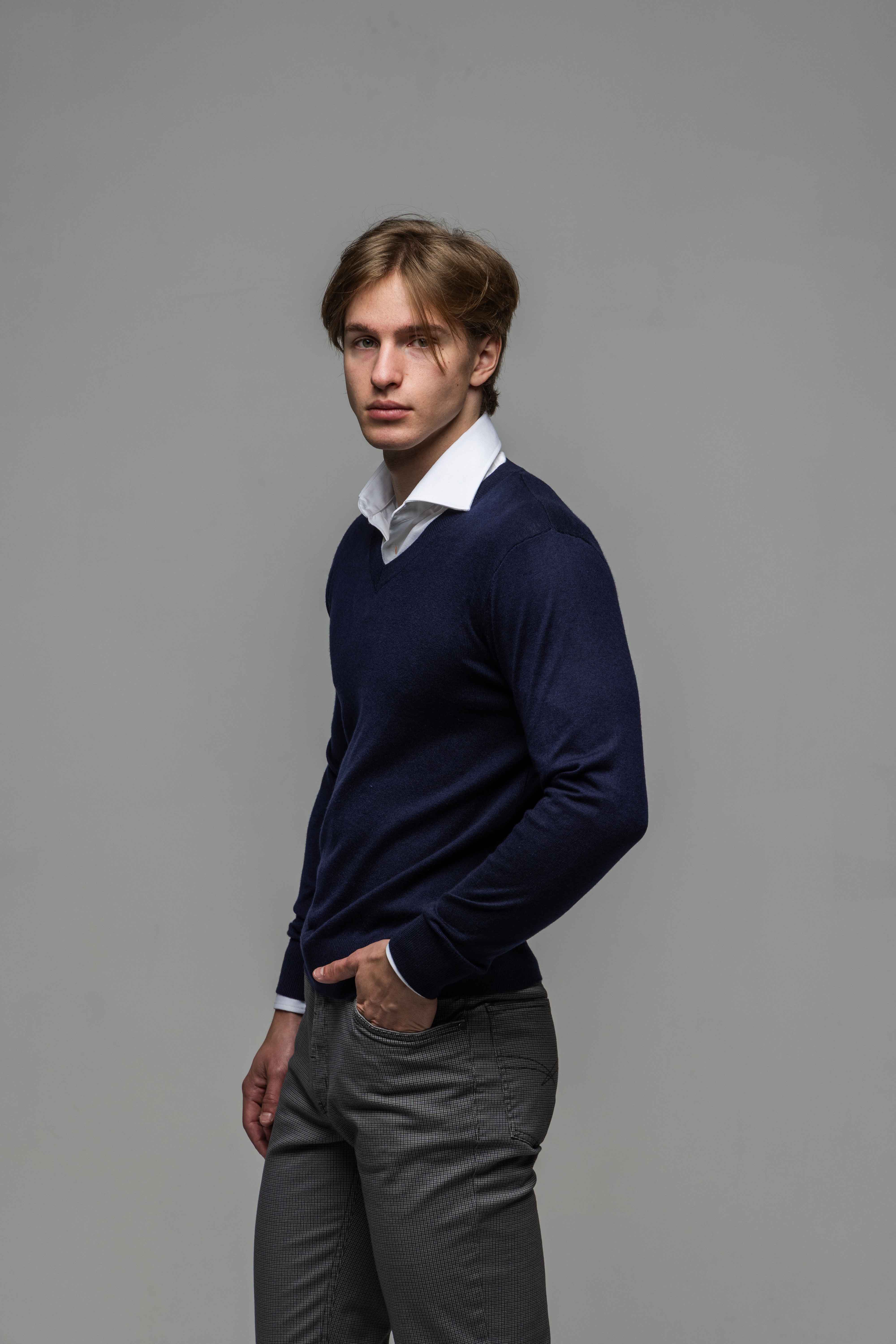 Modrý bavlnený pulóver s V výstrihom