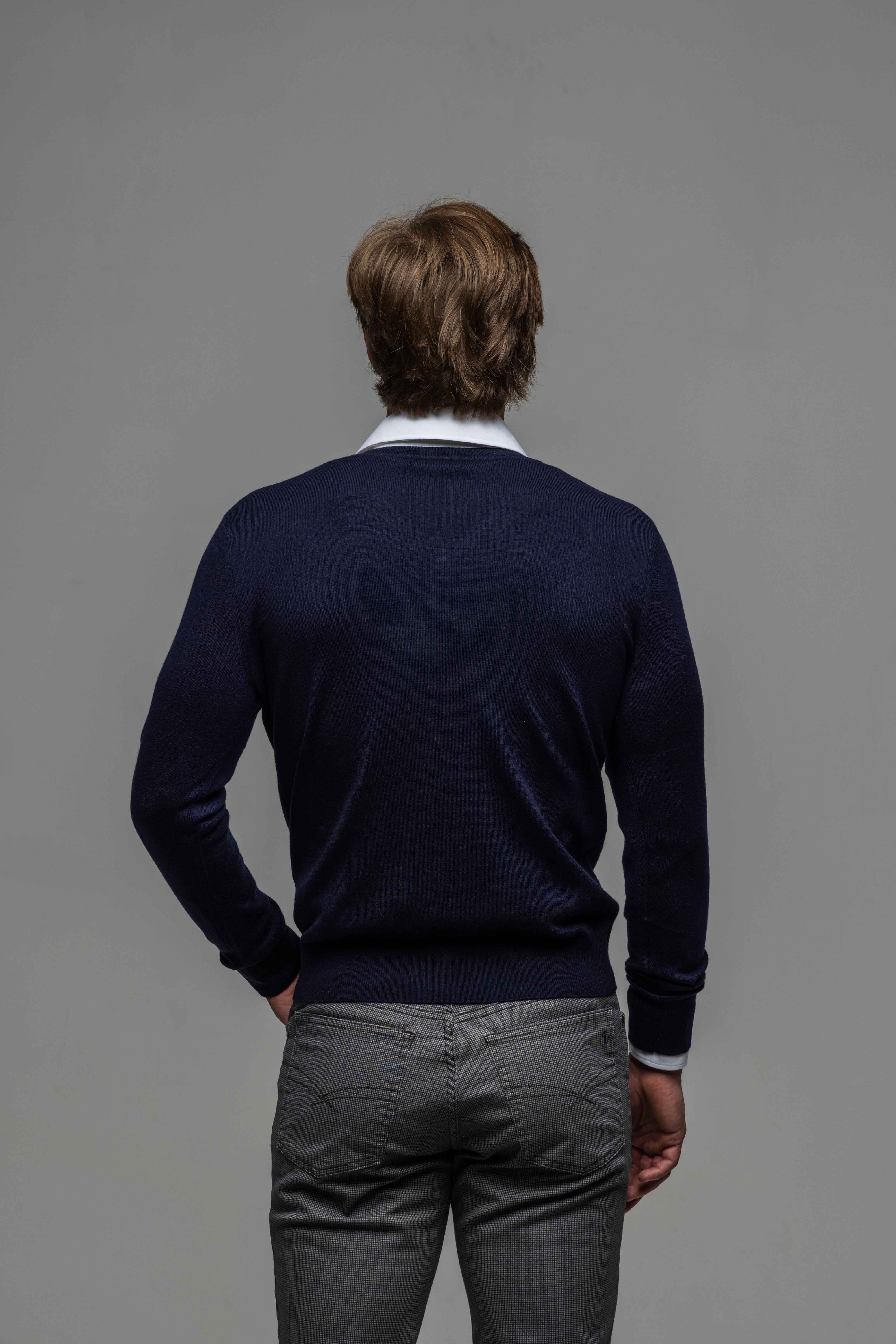 Modrý bavlnený pulóver s V výstrihom