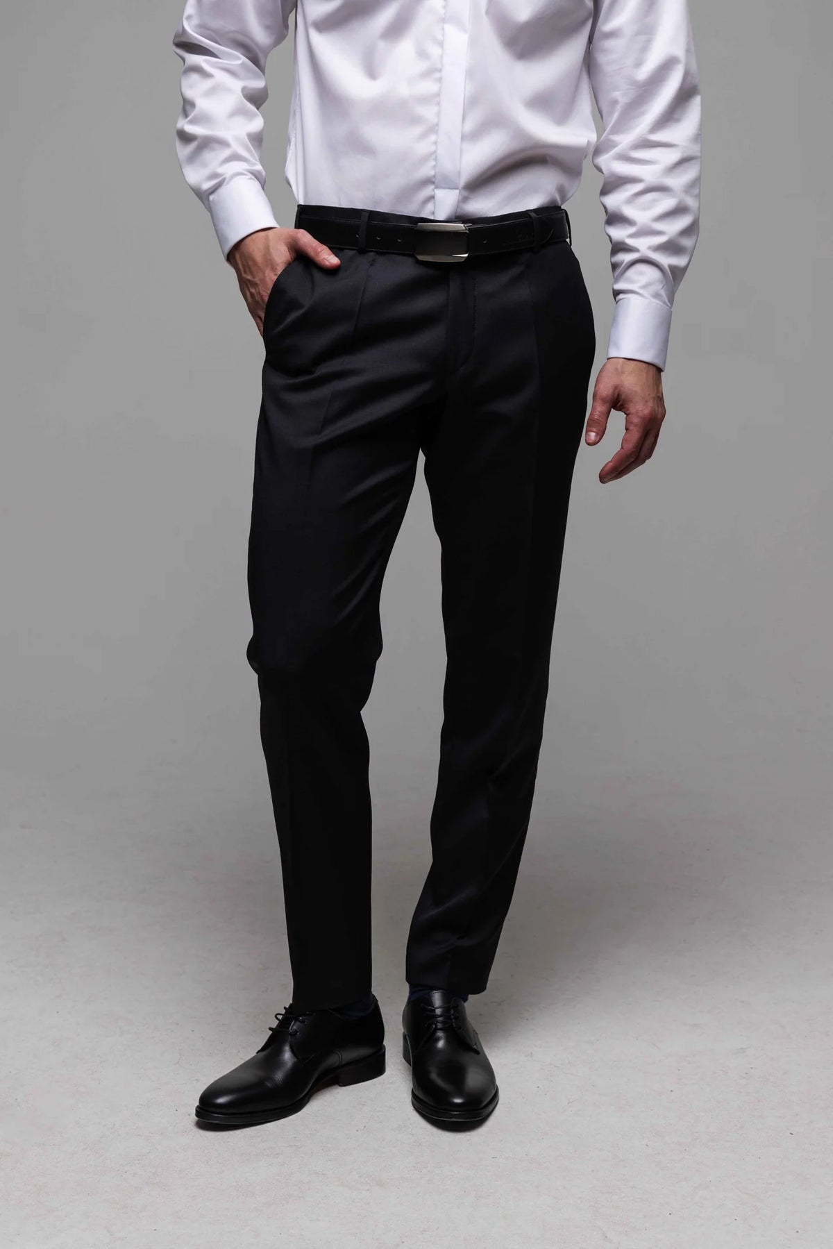 Čierny Slim Fit vlnený oblek