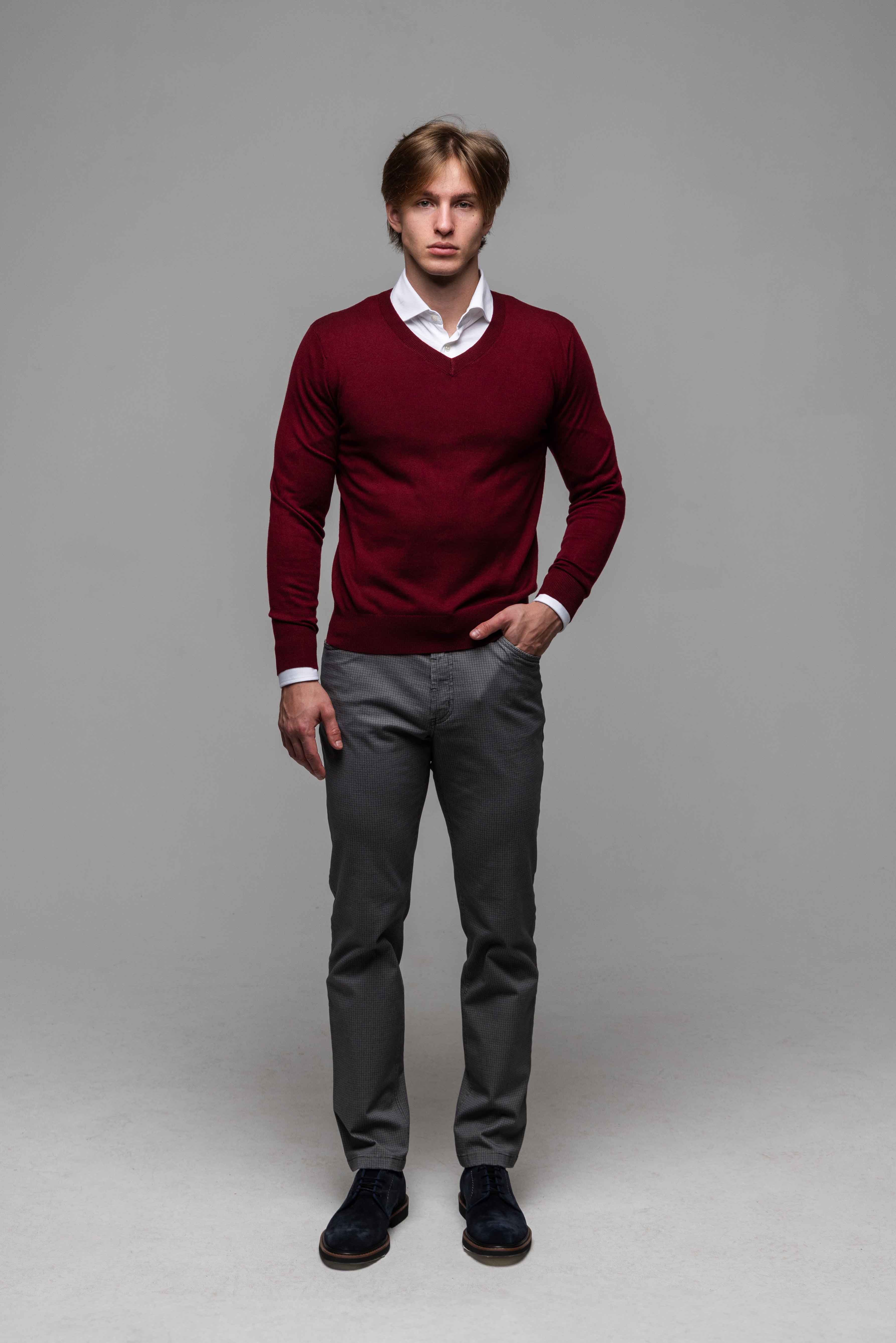 Bordový vlnený pulóver s V výstrihom