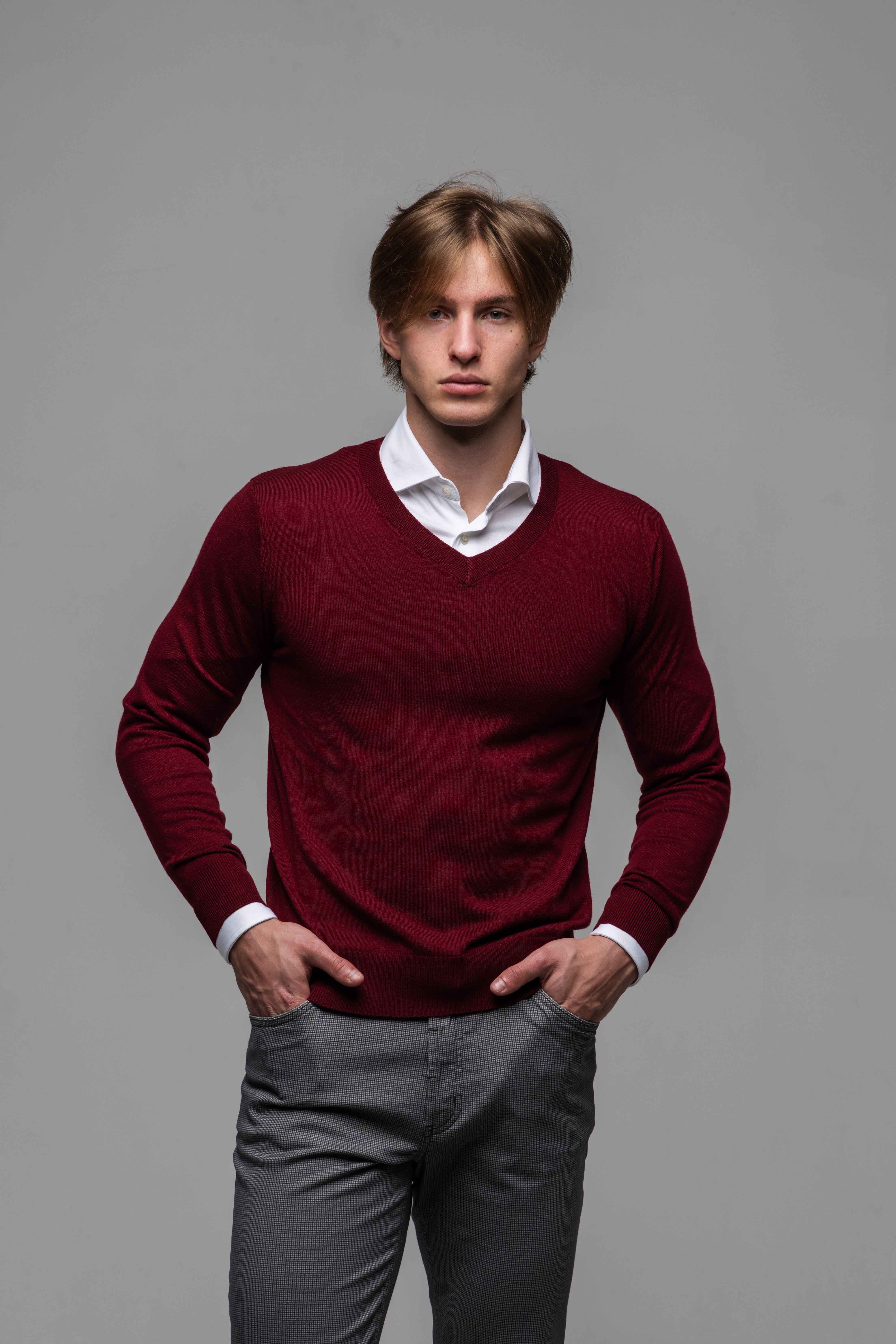 Bordový bavlnený pulóver s V výstrihom