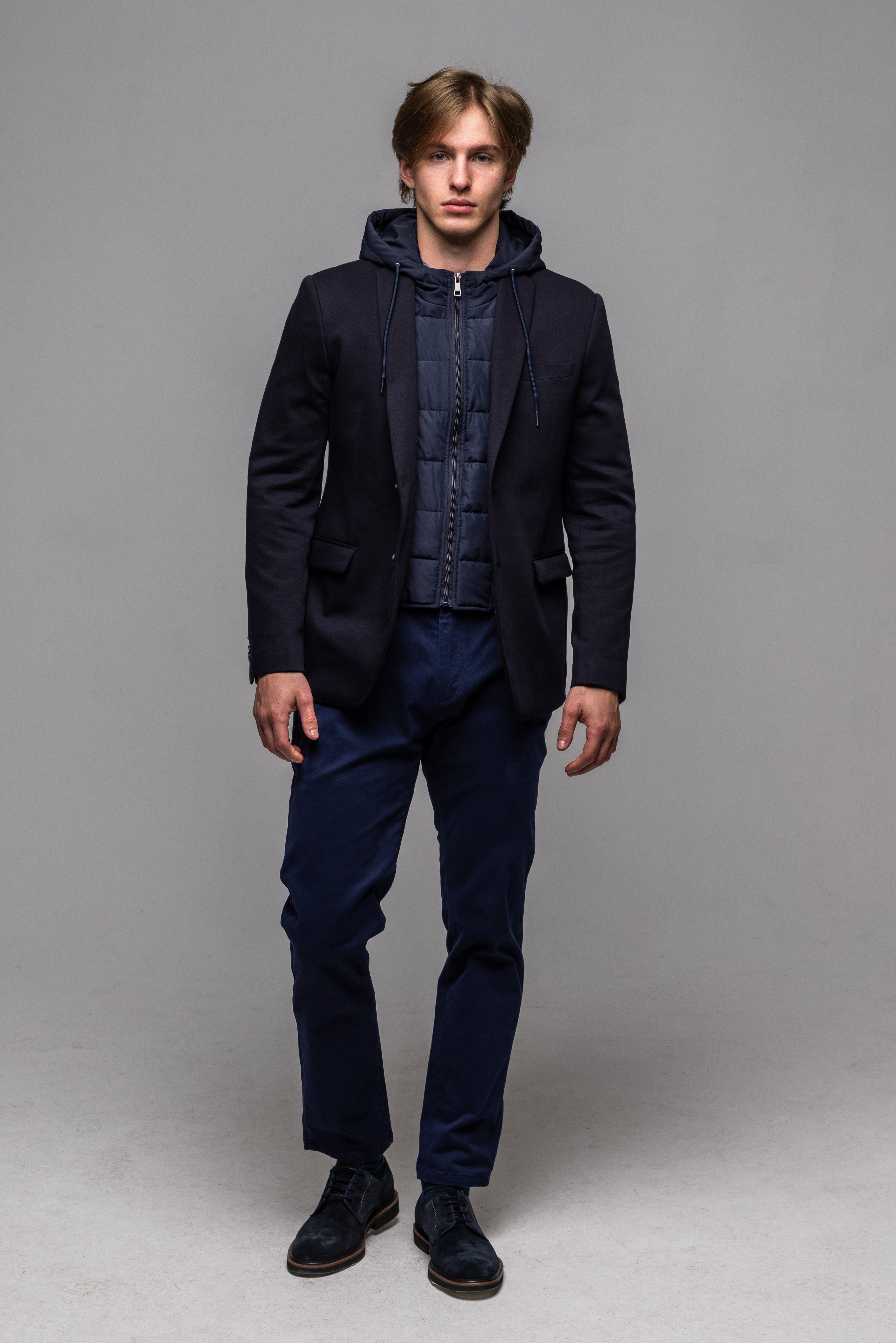 Tmavomodré sako s odnímateľnou vsadkou a kapučnou