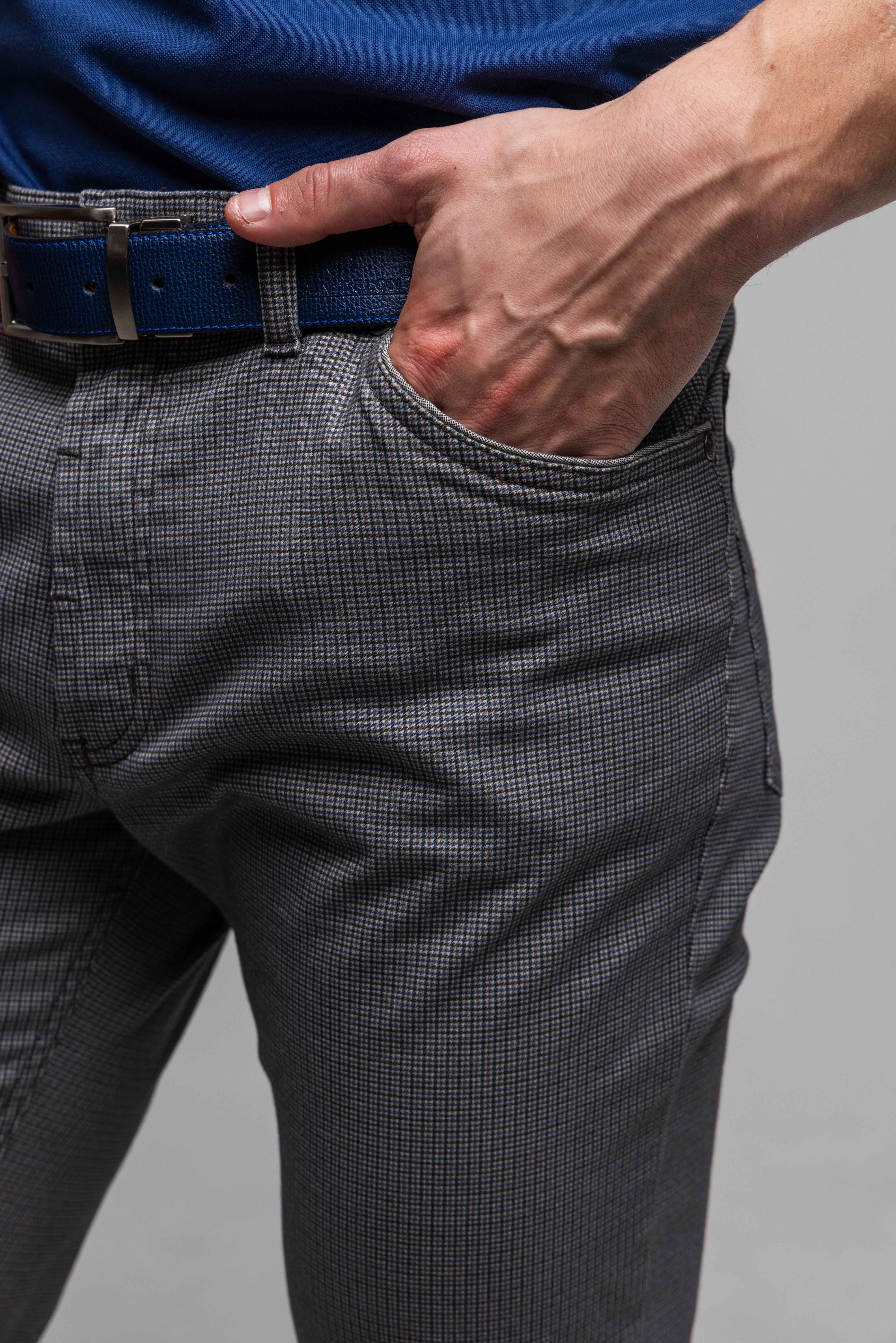 Šedohnedé voľnočasové nohavice s pepito vzorom