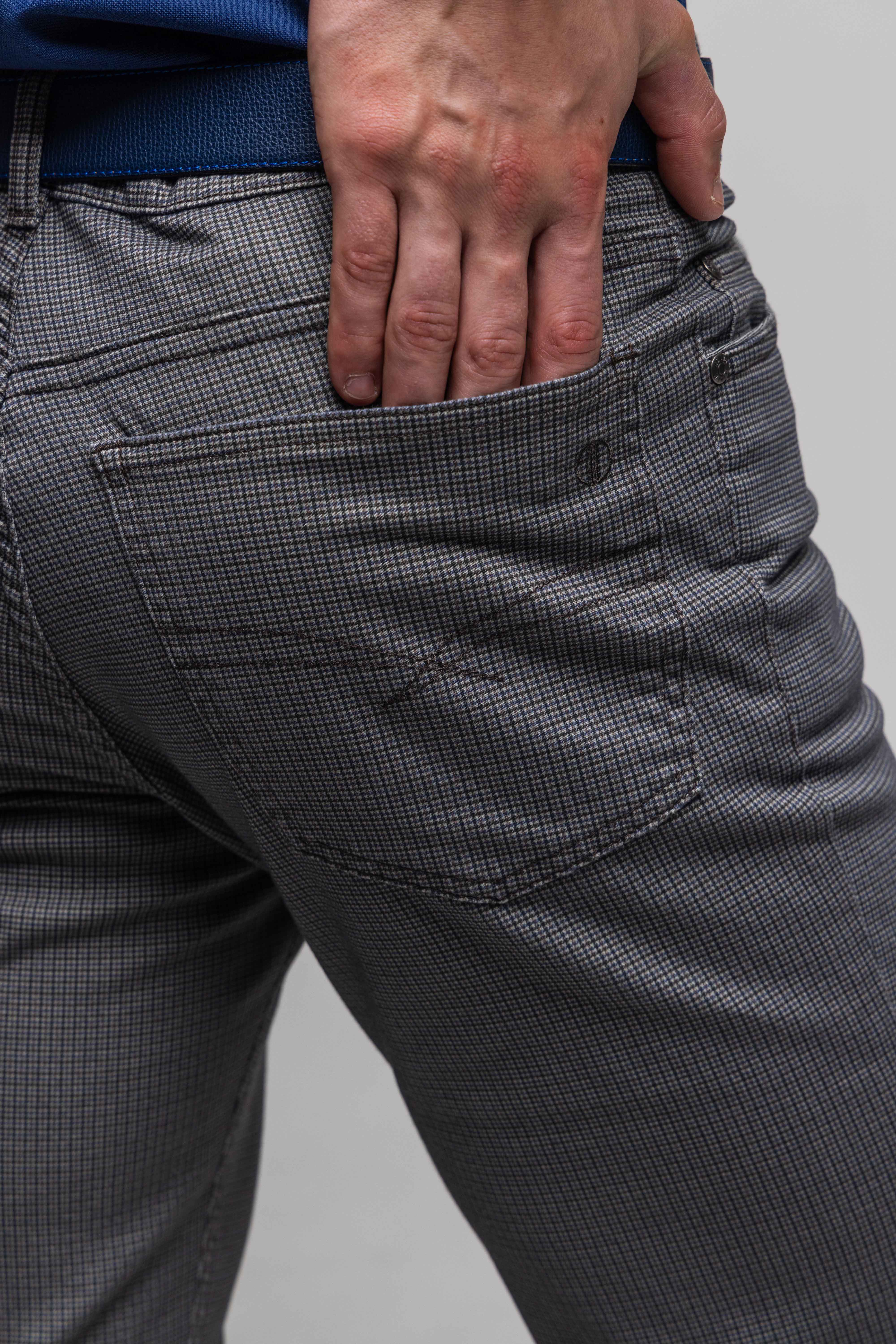 Šedohnedé voľnočasové nohavice s pepito vzorom