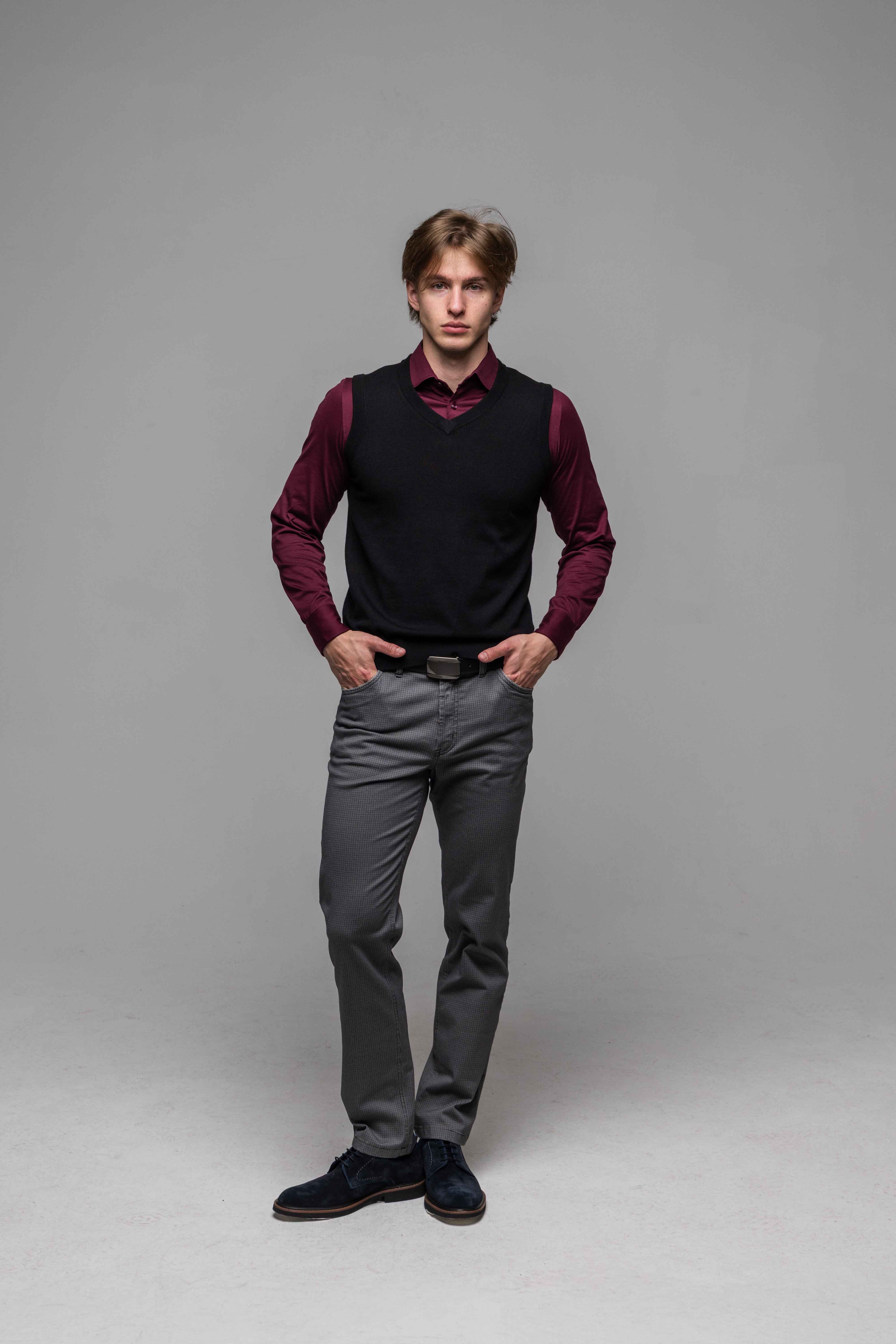 Čierna pletená vesta s V výstrihom