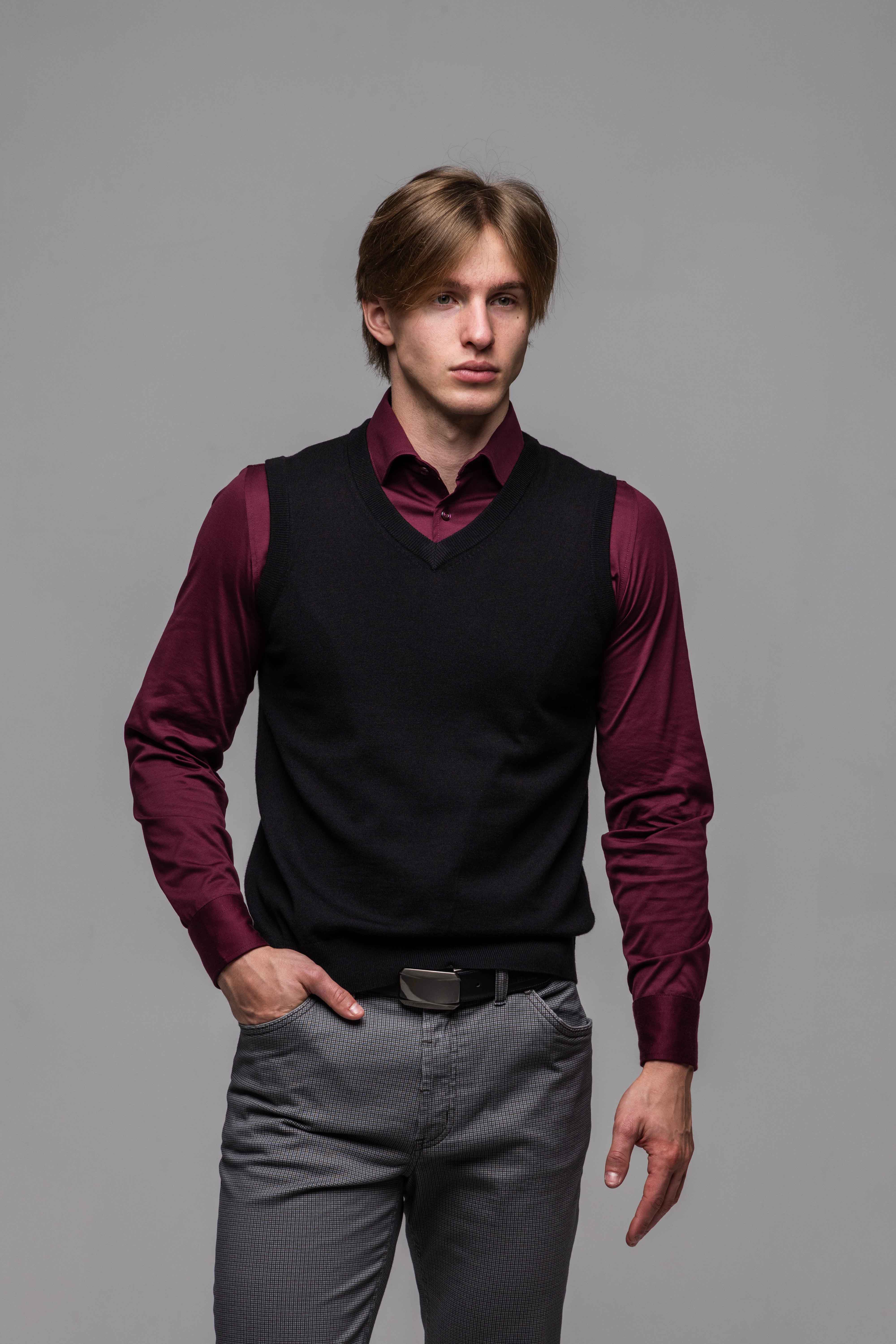 Čierna pletená vesta s V výstrihom