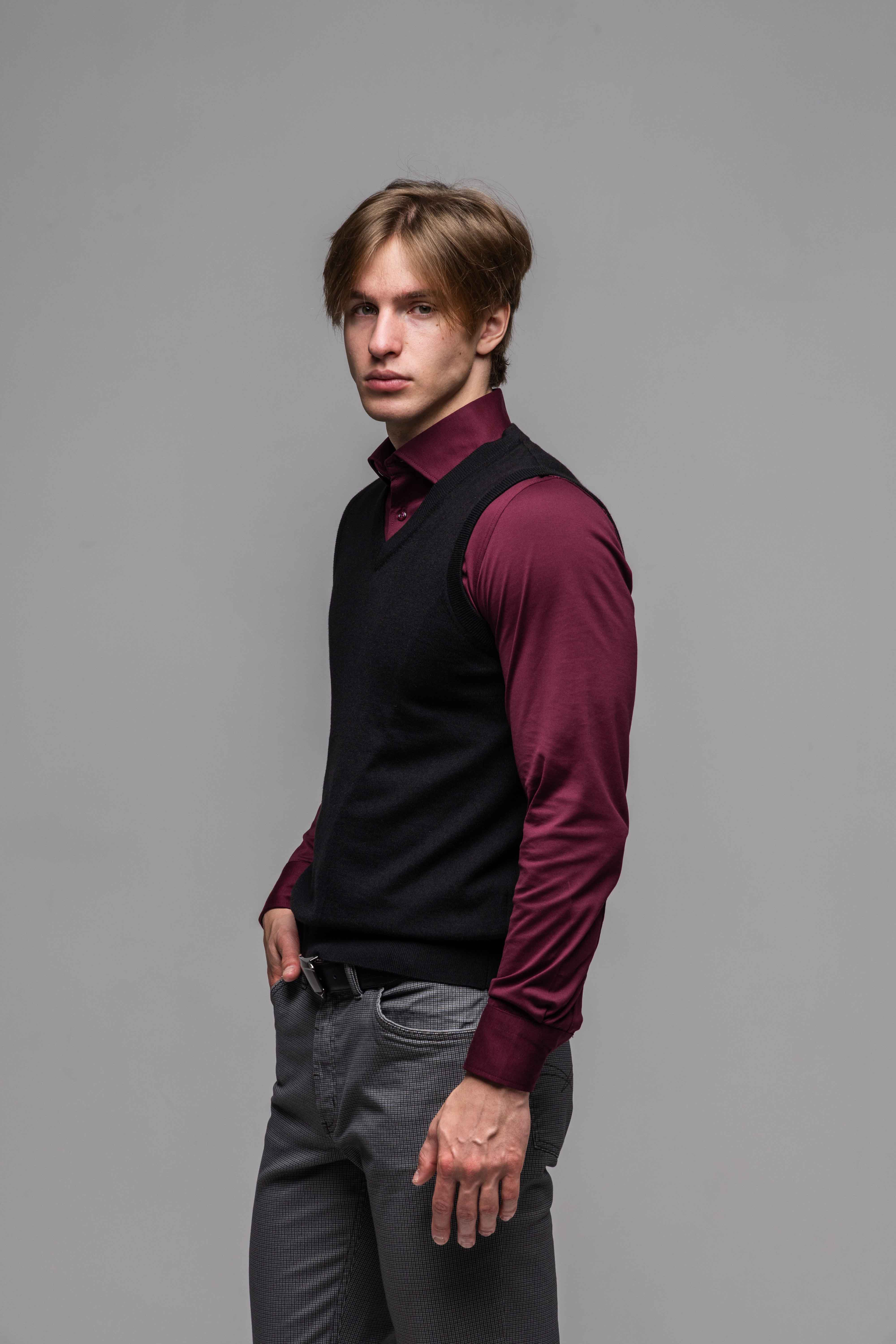 Čierna pletená vesta s V výstrihom