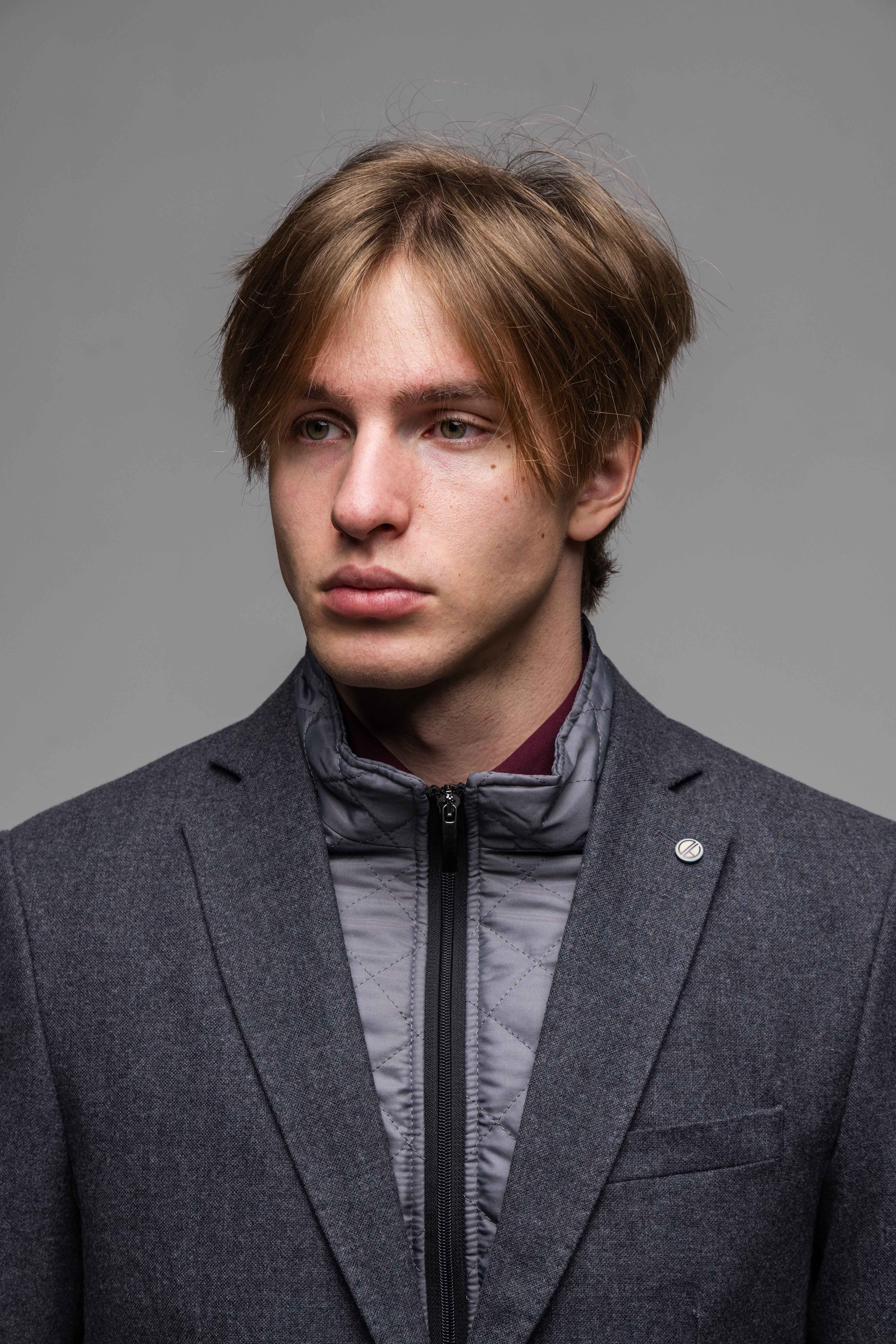 Šedé sako s odnímateľnou vsadkou