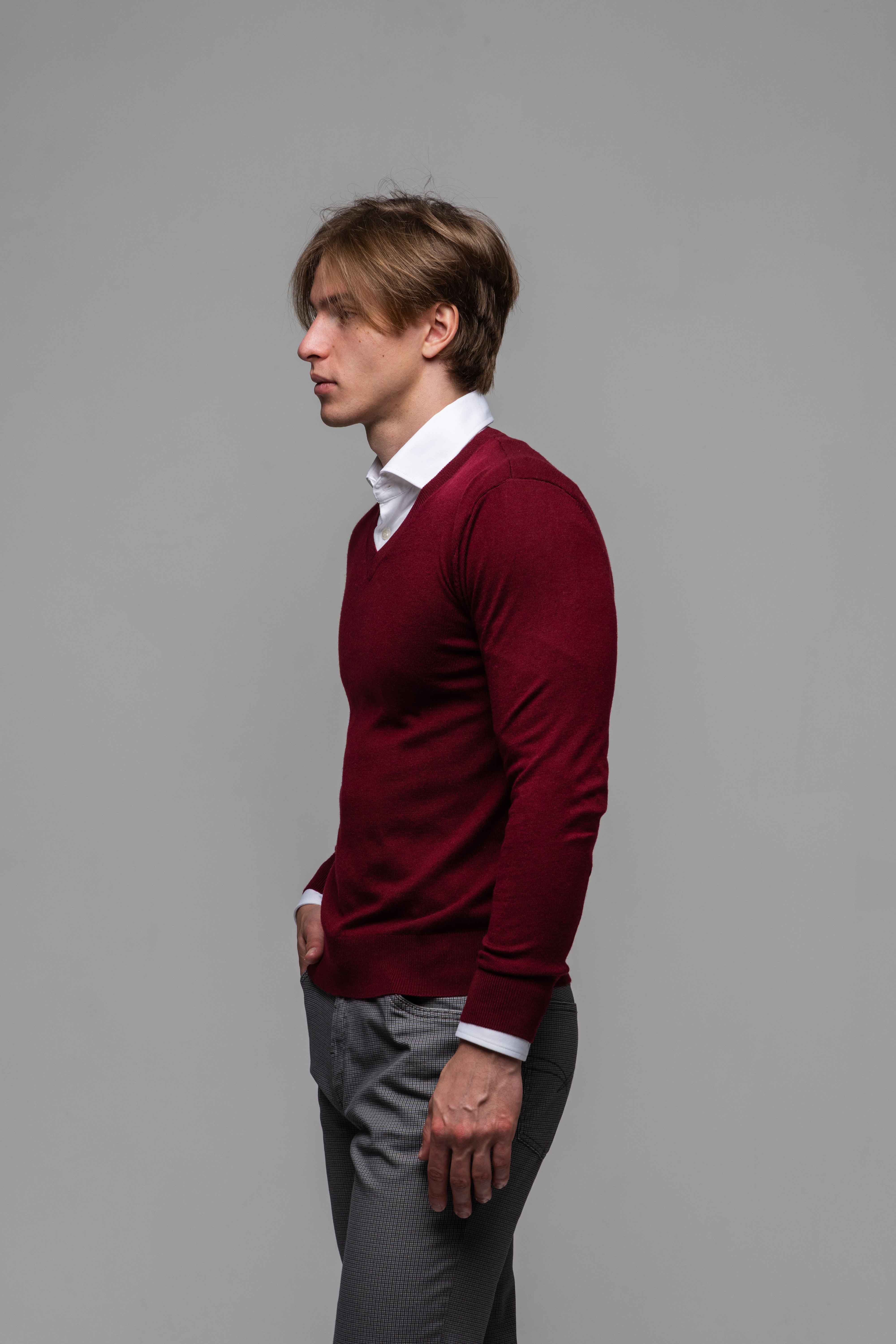 Bordový bavlnený pulóver s V výstrihom