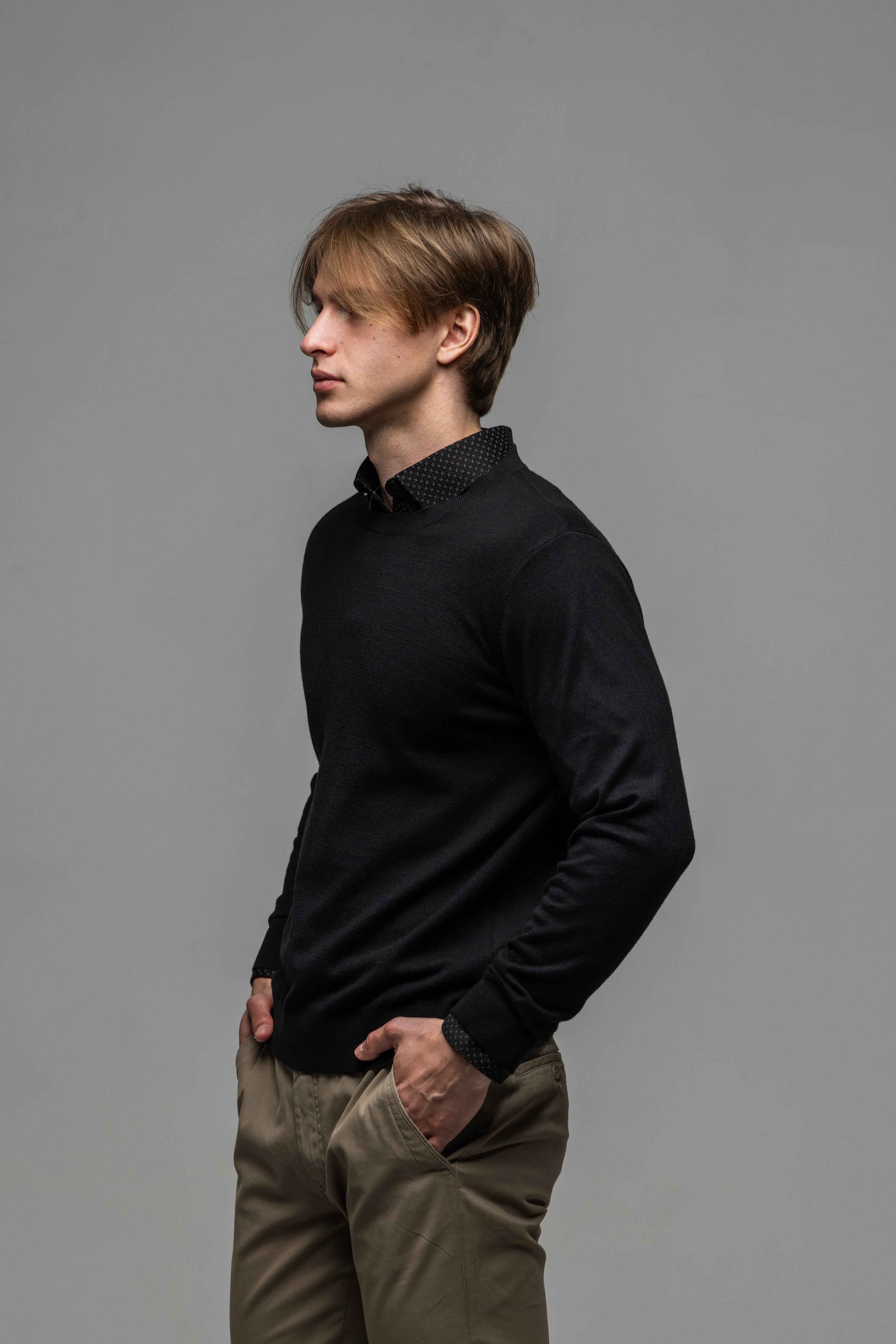 Čierny bavlnený pulóver s okrúhlym výstrihom