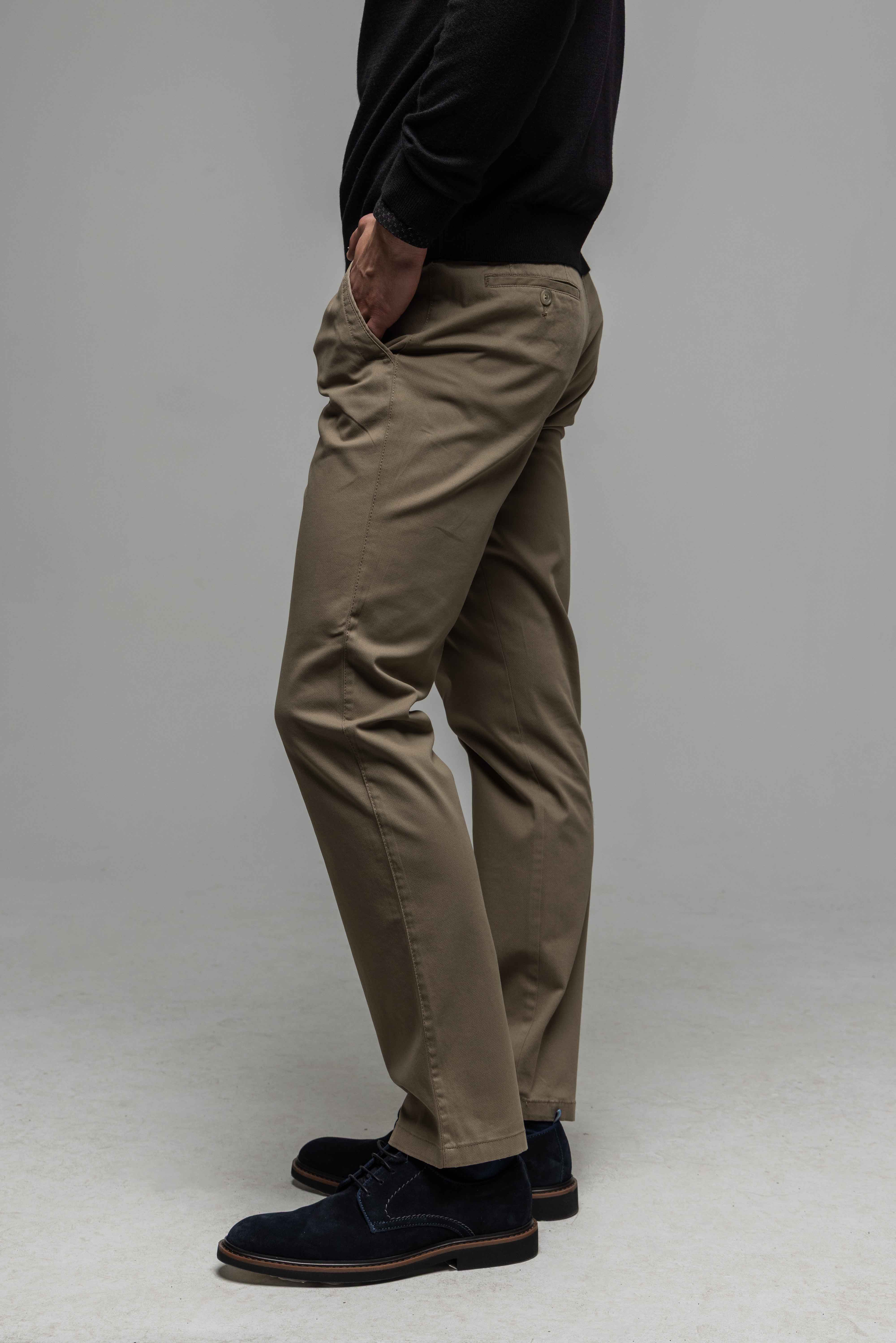 Kapučínové chinos nohavice so vzorom bodiek