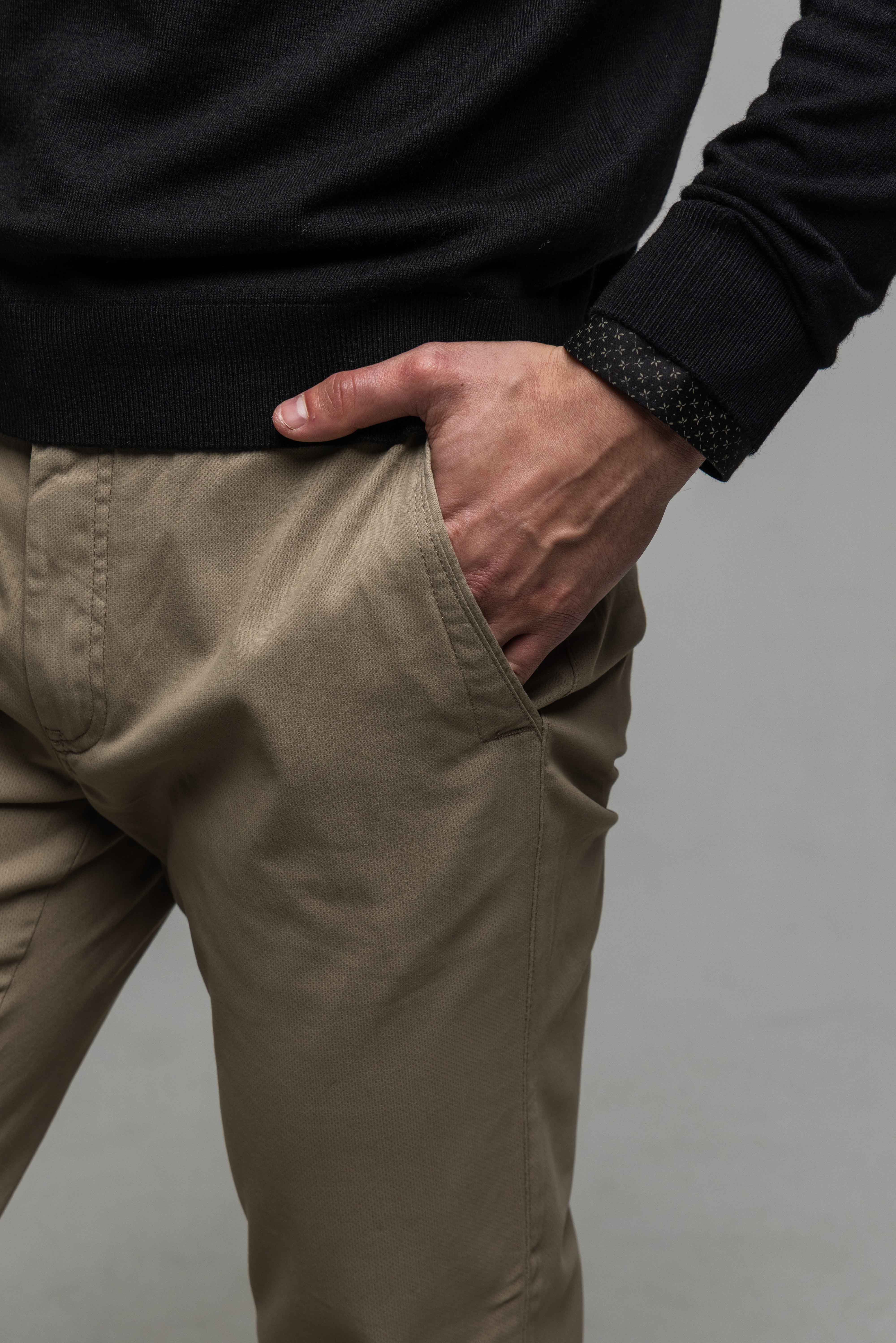 Kapučínové chinos nohavice so vzorom bodiek