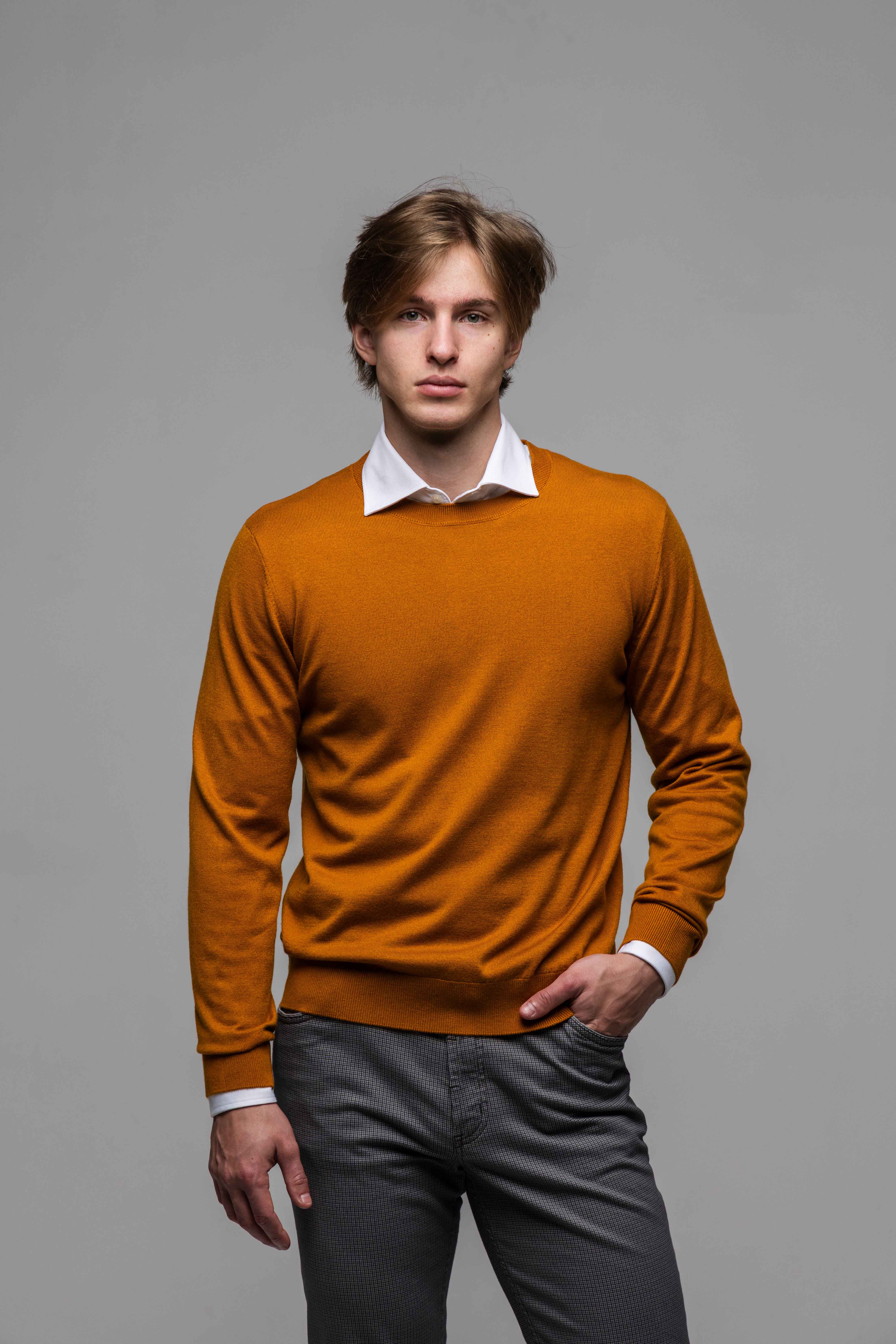 Karamelový bavlnený pulóver s okrúhlym výstrihom