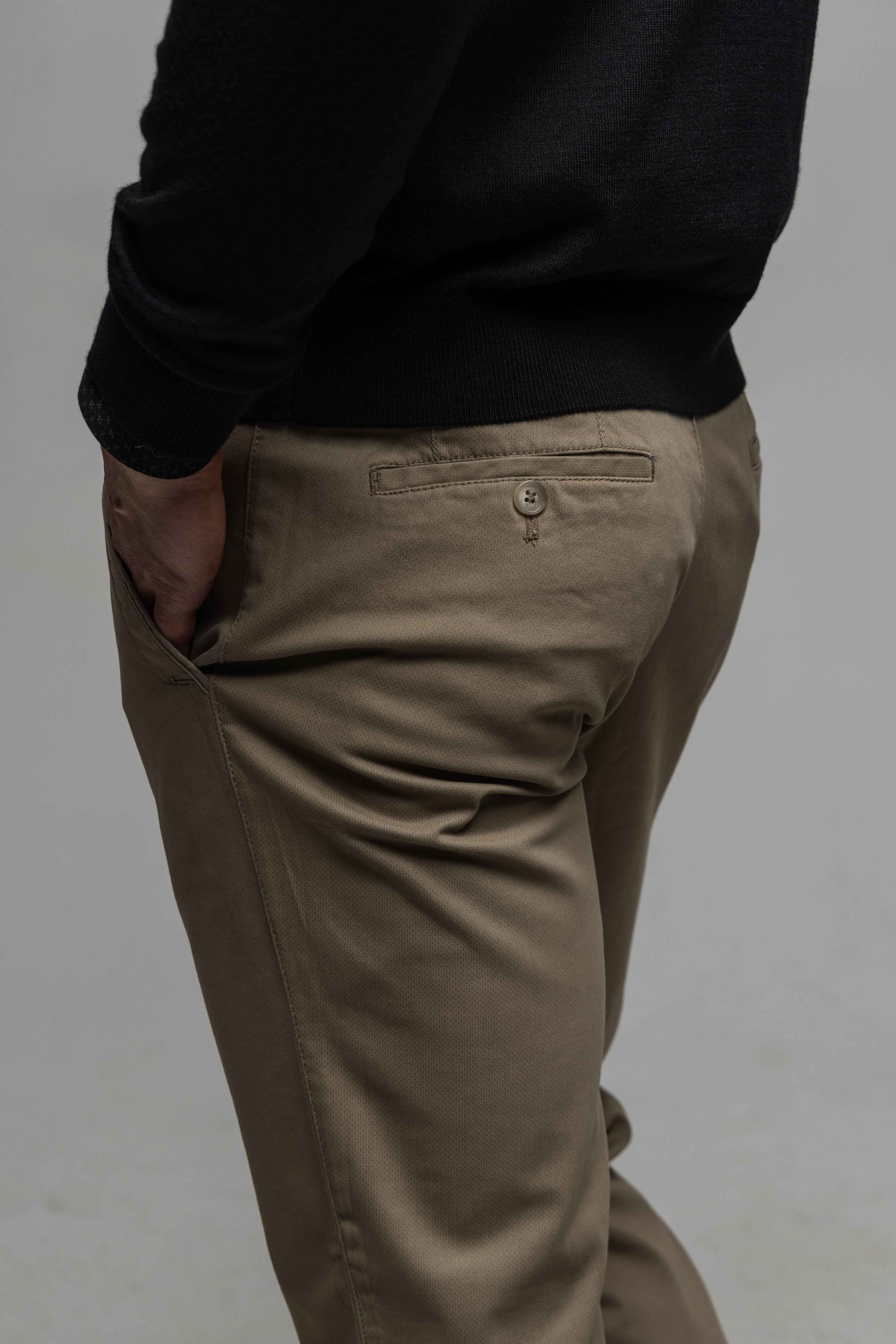 Kapučínové chinos nohavice so vzorom bodiek