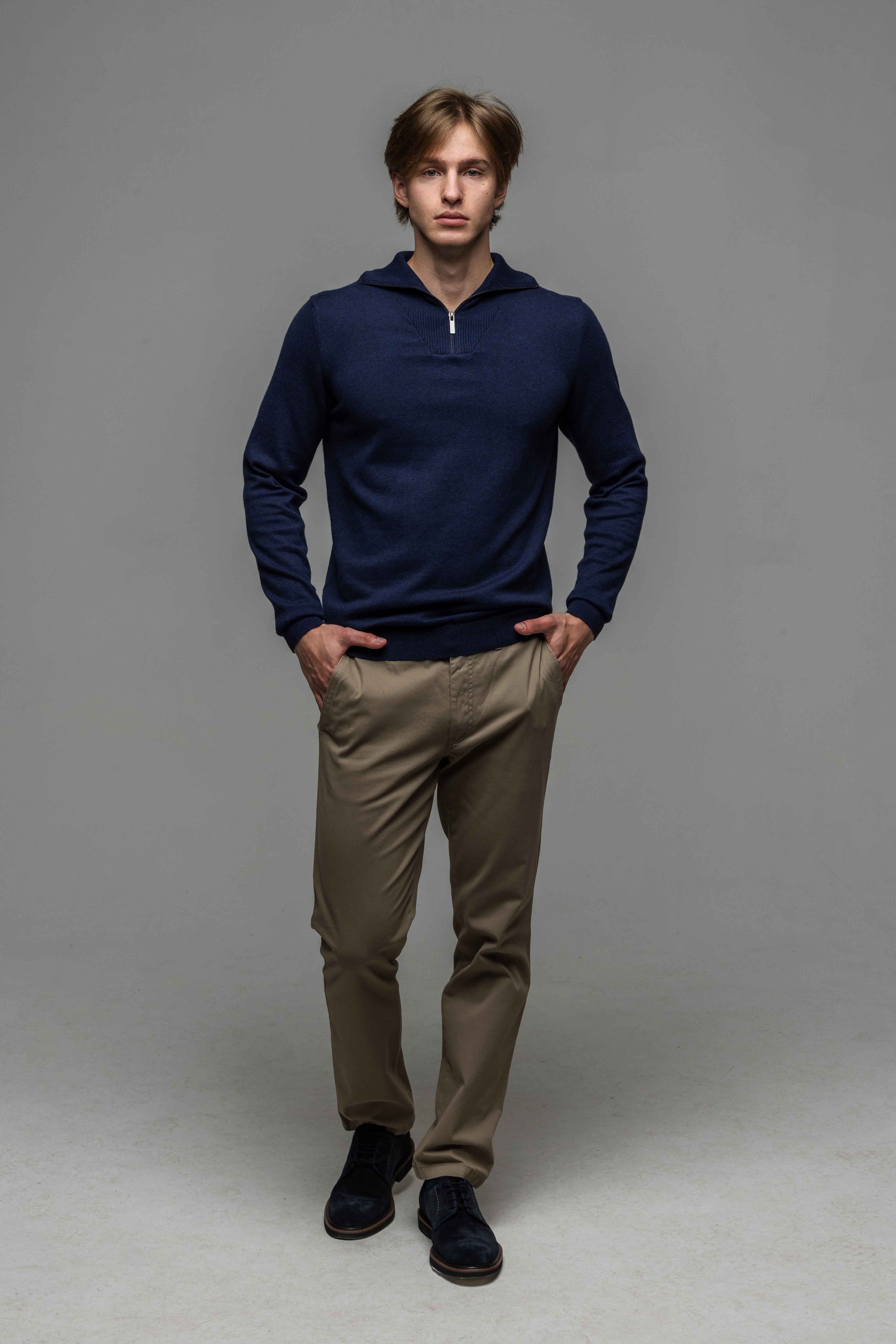 Modrý pulovr se zipem