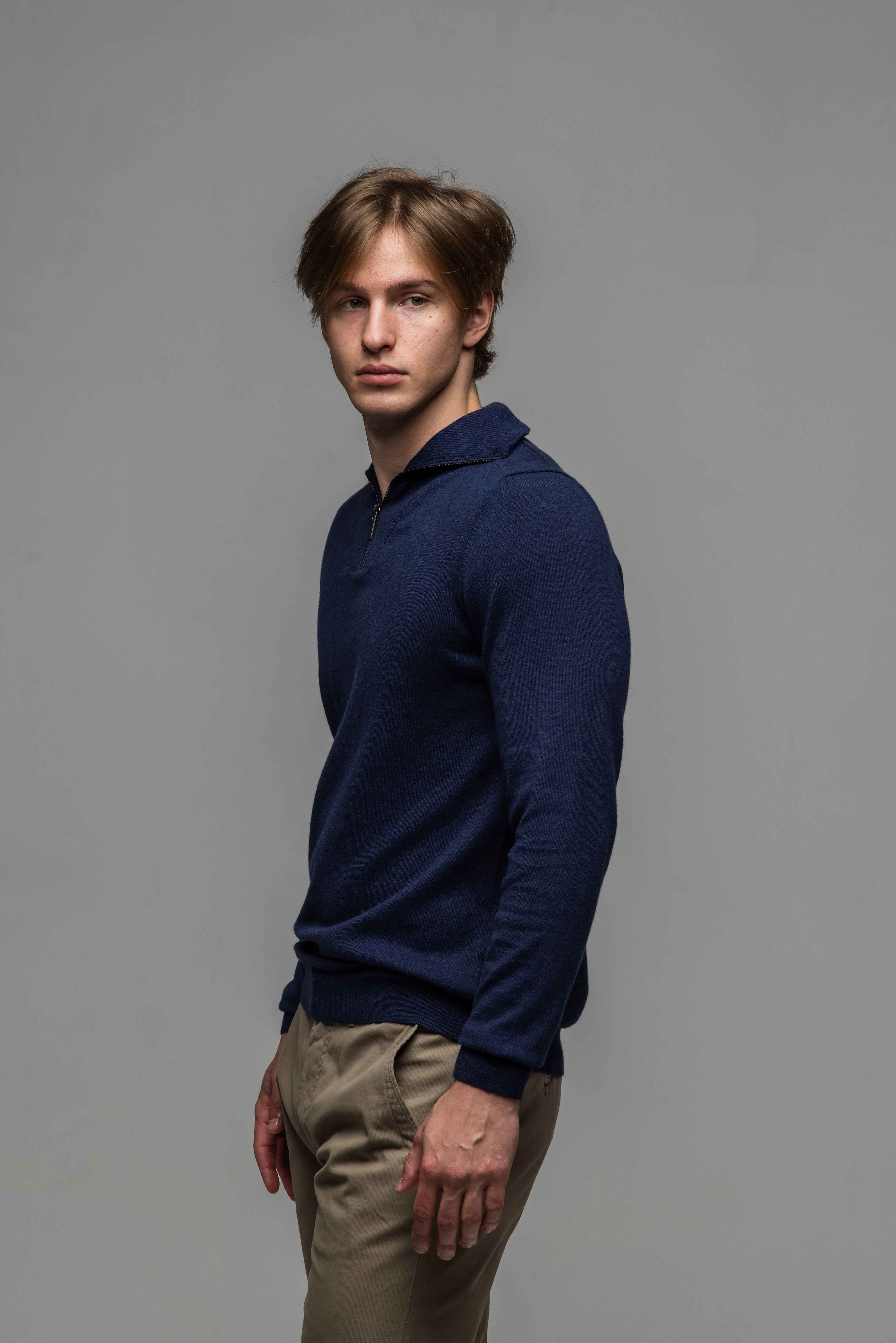 Modrý pulóver so zipsom