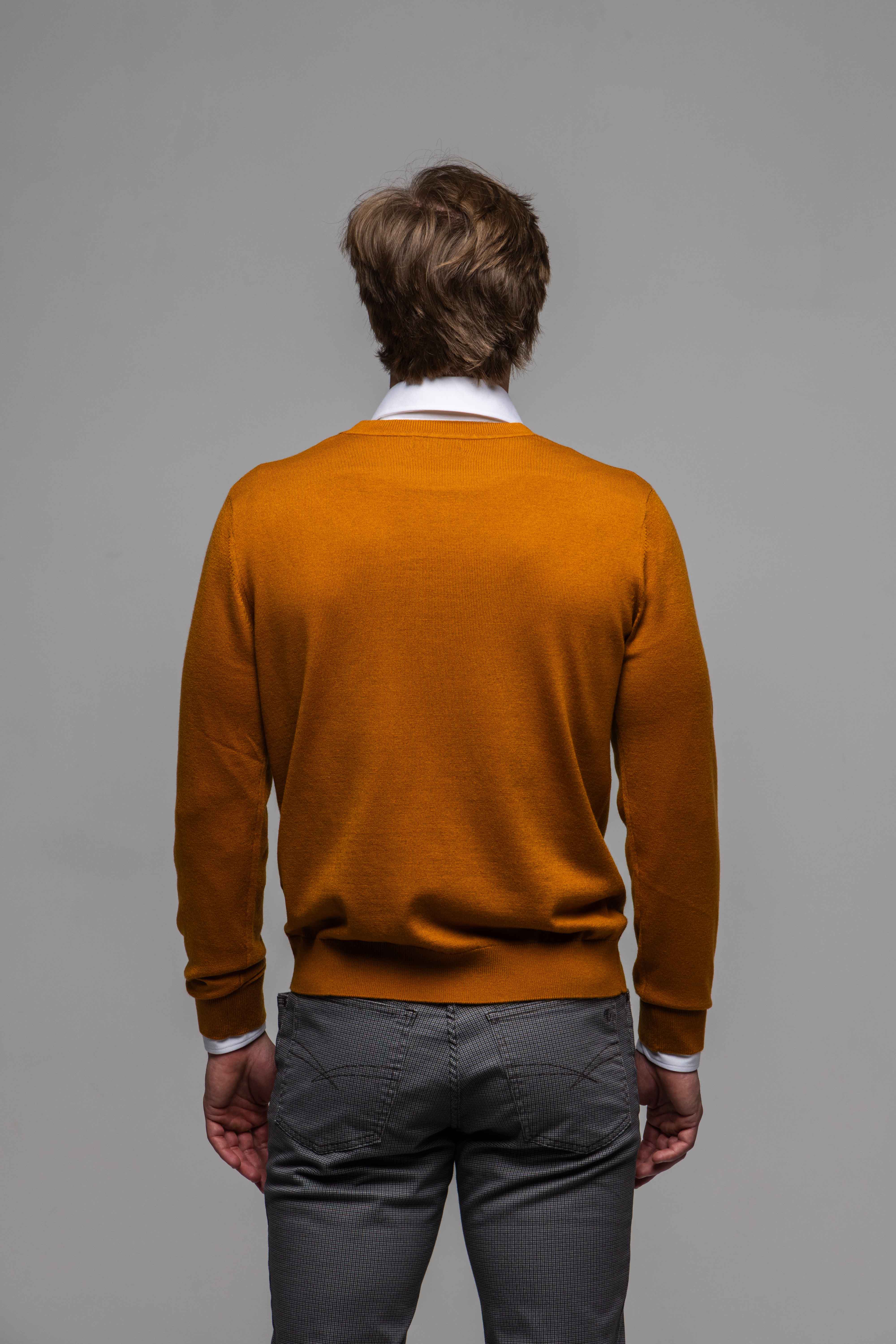 Karamelový bavlnený pulóver s okrúhlym výstrihom