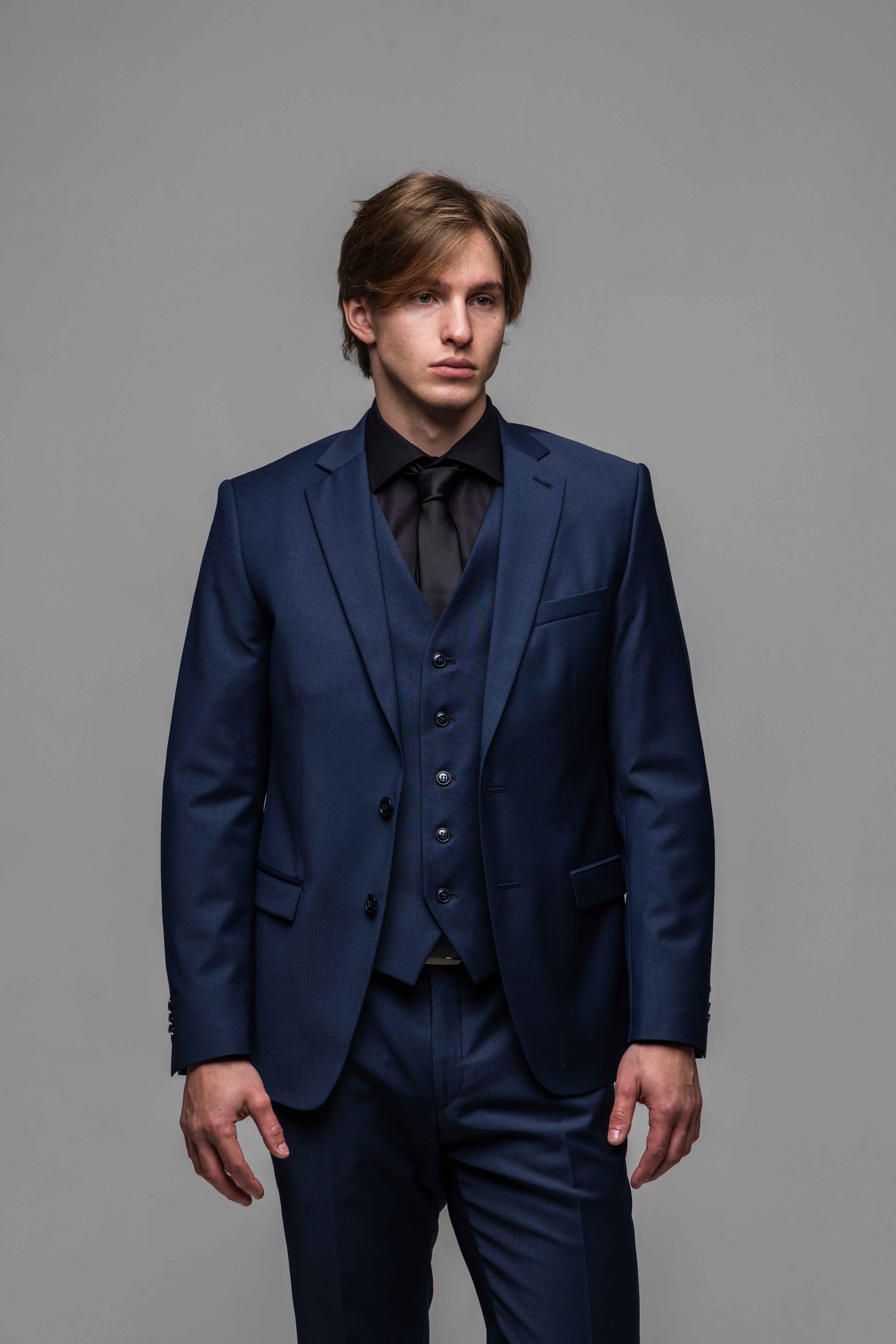 Modročierny Slim Fit oblek s vestou - nadmerné veľkosti