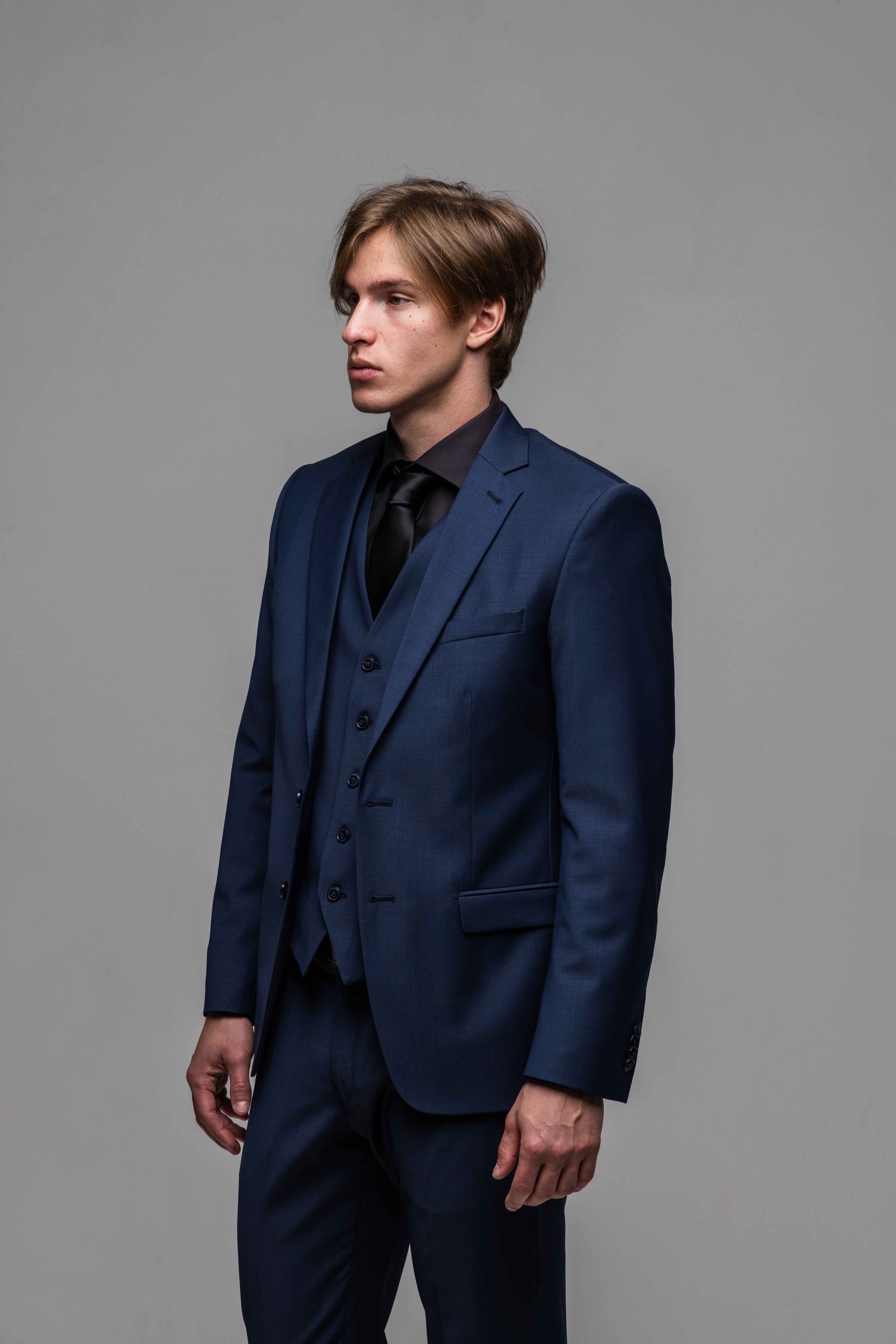 Modročierny Slim Fit oblek s vestou - nadmerné veľkosti