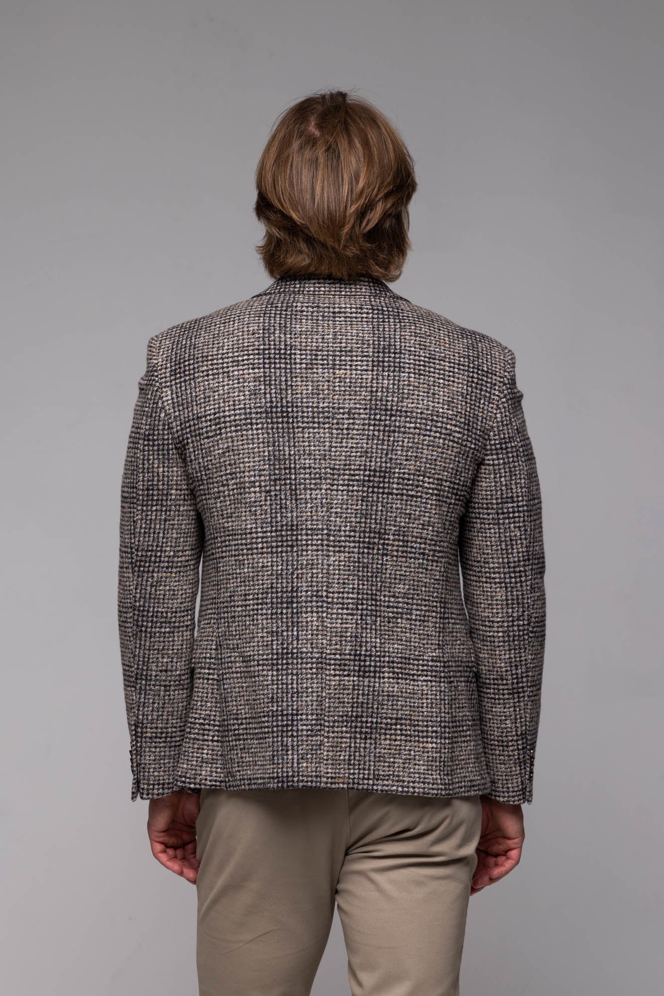 Hnedé vlnené sako so sivým károm