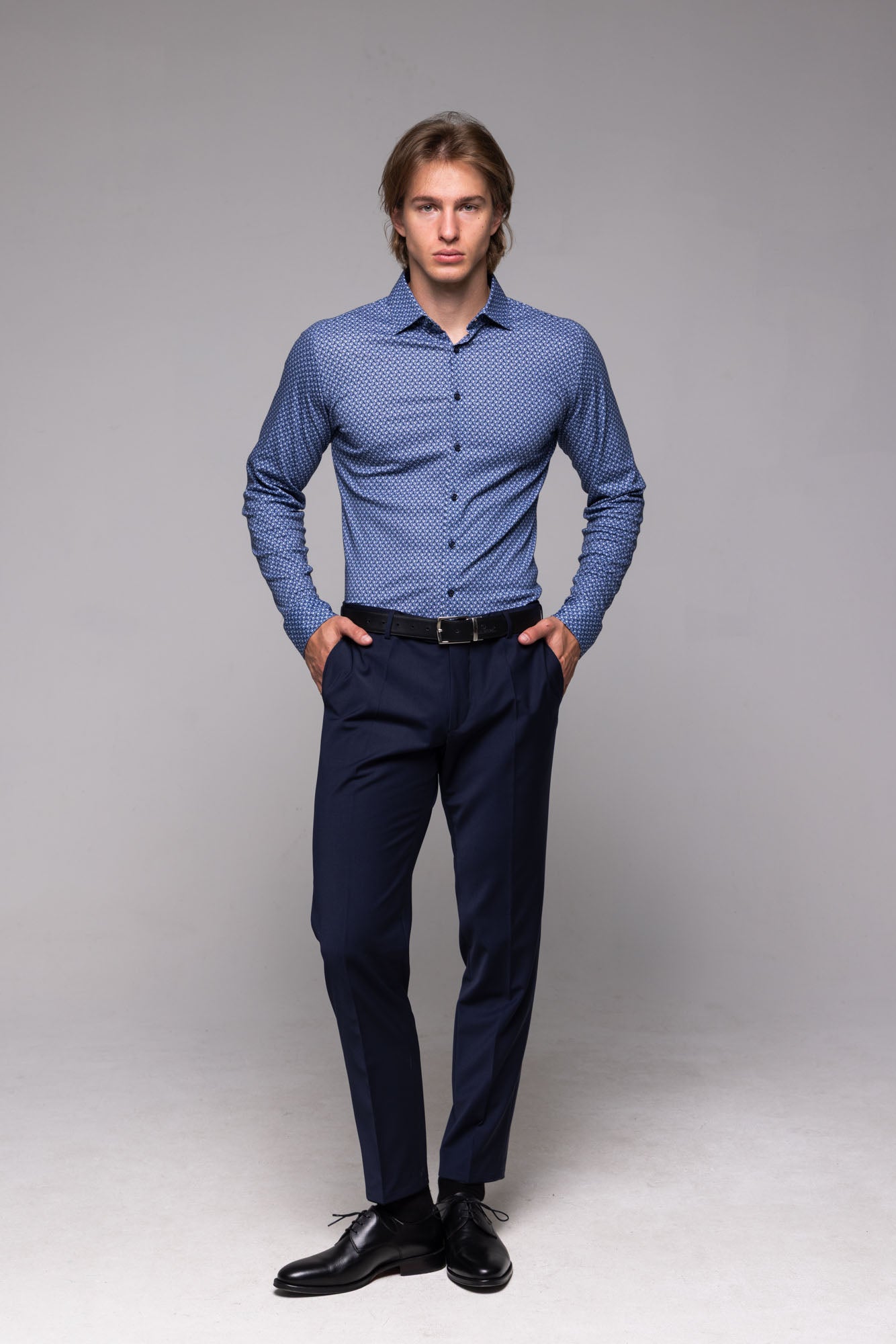 Modrobiela strečová Extra Slim Fit košeľa so vzorom