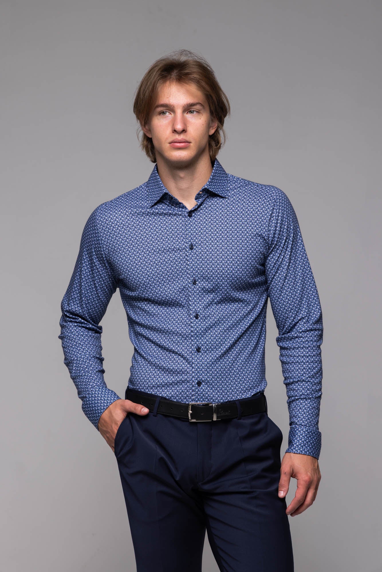Modrobiela strečová Extra Slim Fit košeľa so vzorom